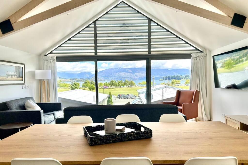 Amazing Lake View Apartment