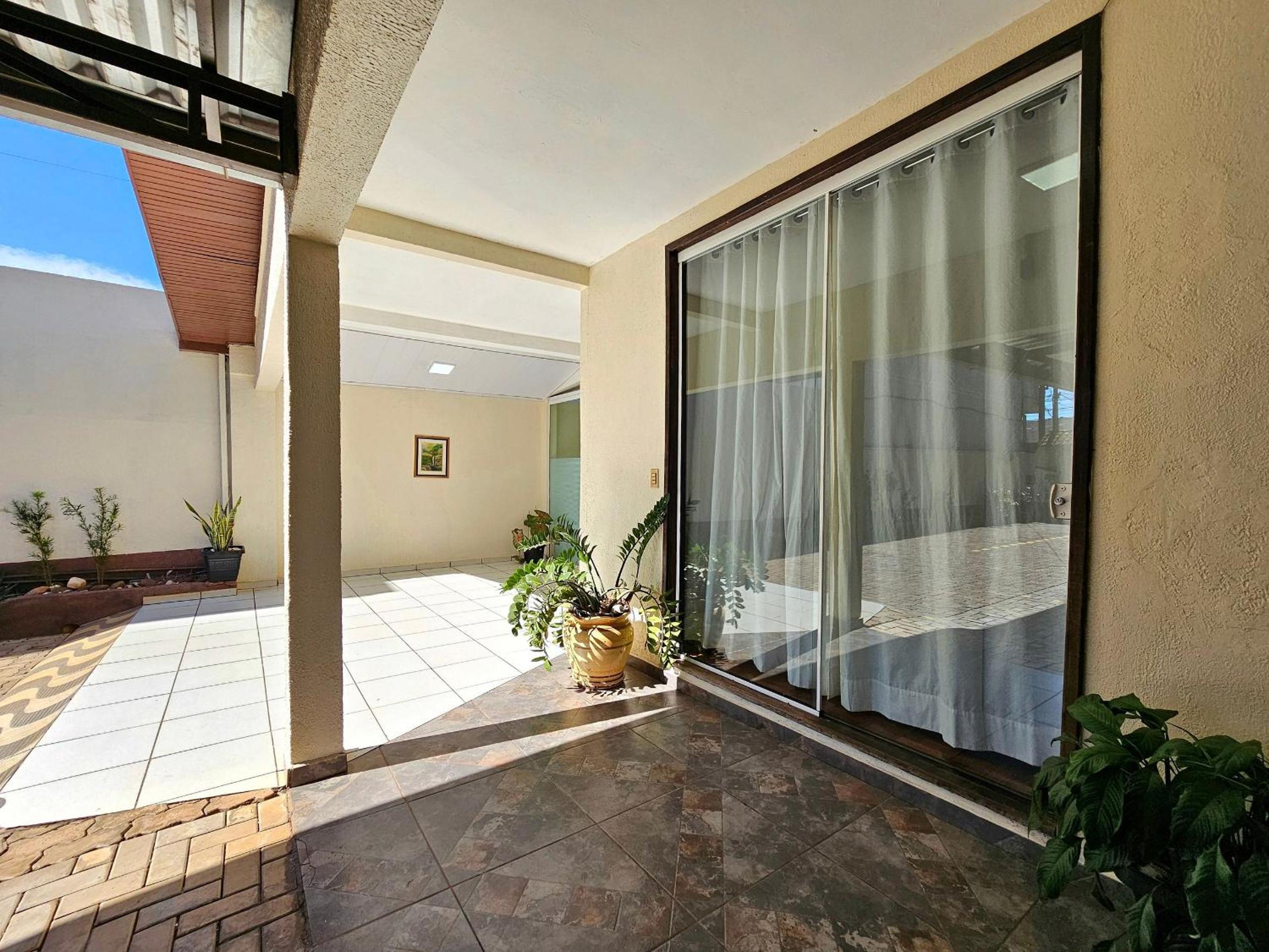 Casa 4 quartos c Piscina ao lado do Paraguai