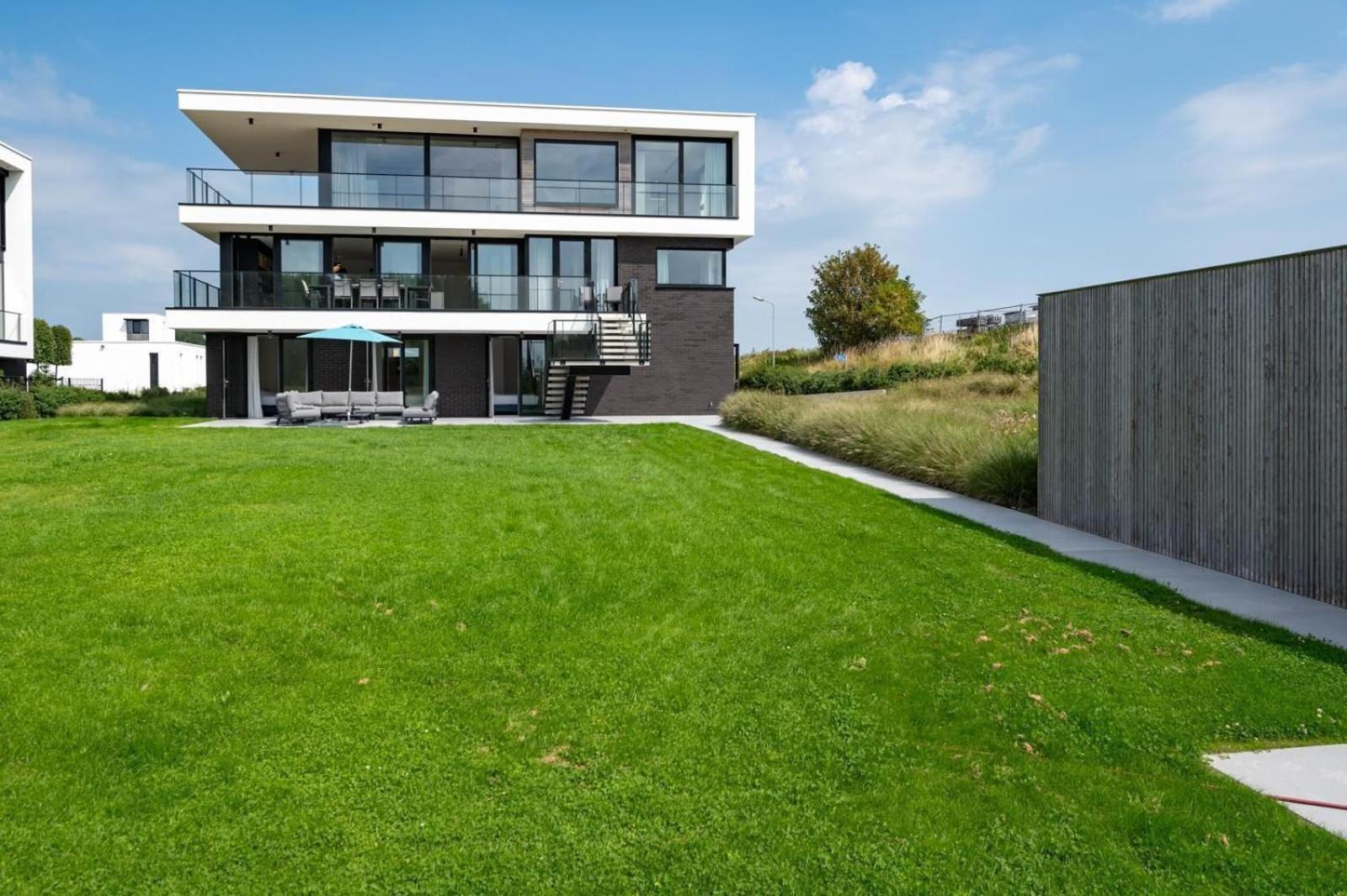VZ2401 Luxe villa in Kamperland view 2