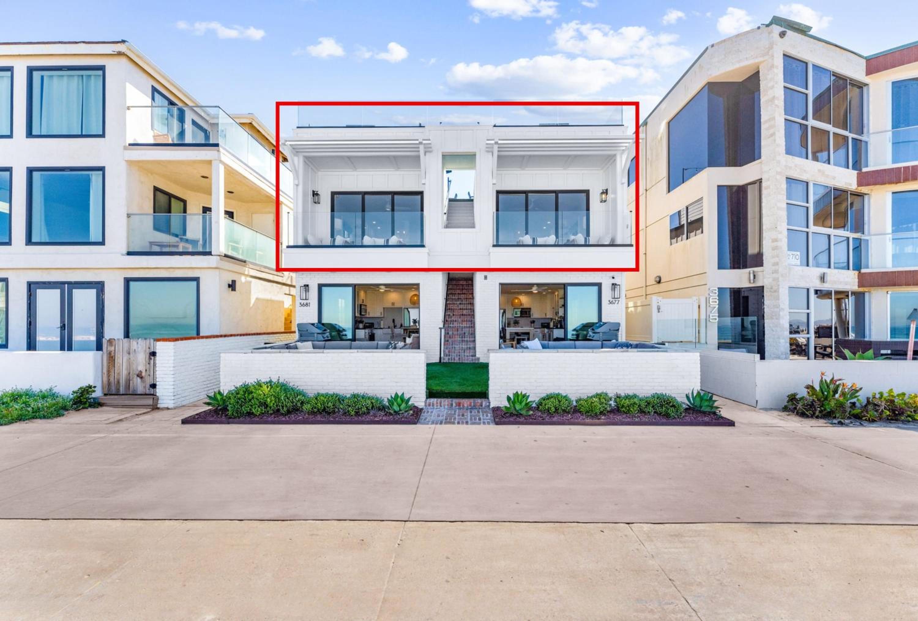 Entire Upper Oceanfront Masterpiece with Rooftop
