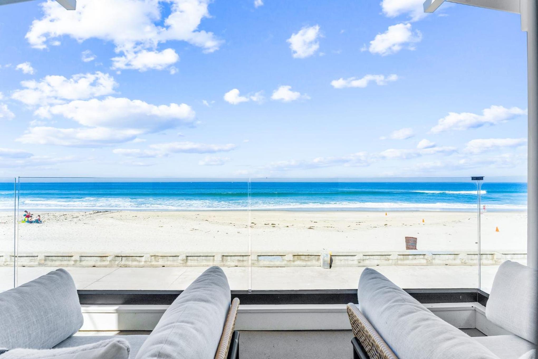 Entire Upper Oceanfront Masterpiece with Rooftop