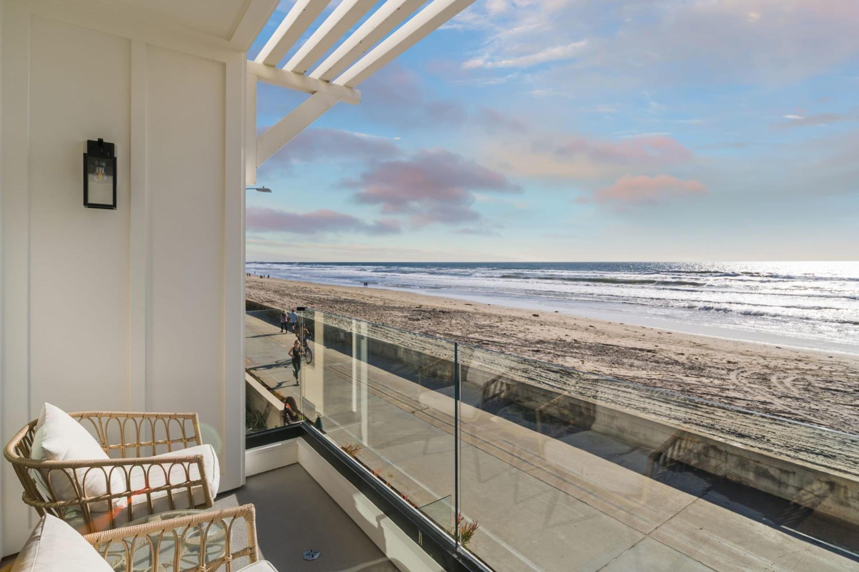 Entire Upper Oceanfront Masterpiece with Rooftop