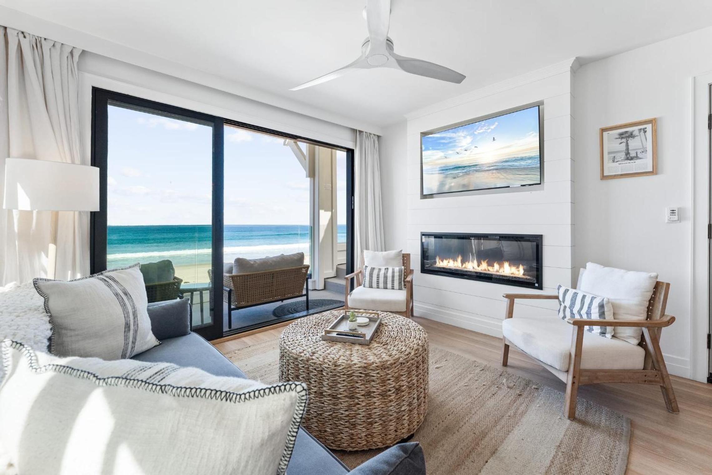 Entire Upper Oceanfront Masterpiece with Rooftop