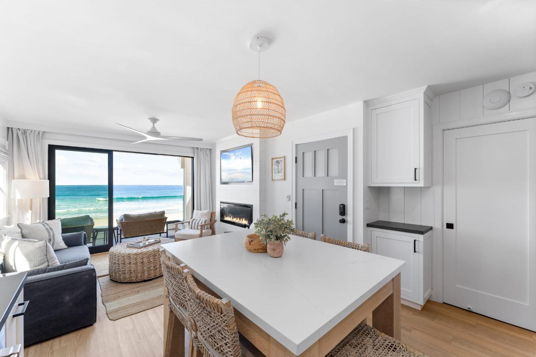 Entire Upper Oceanfront Masterpiece with Rooftop