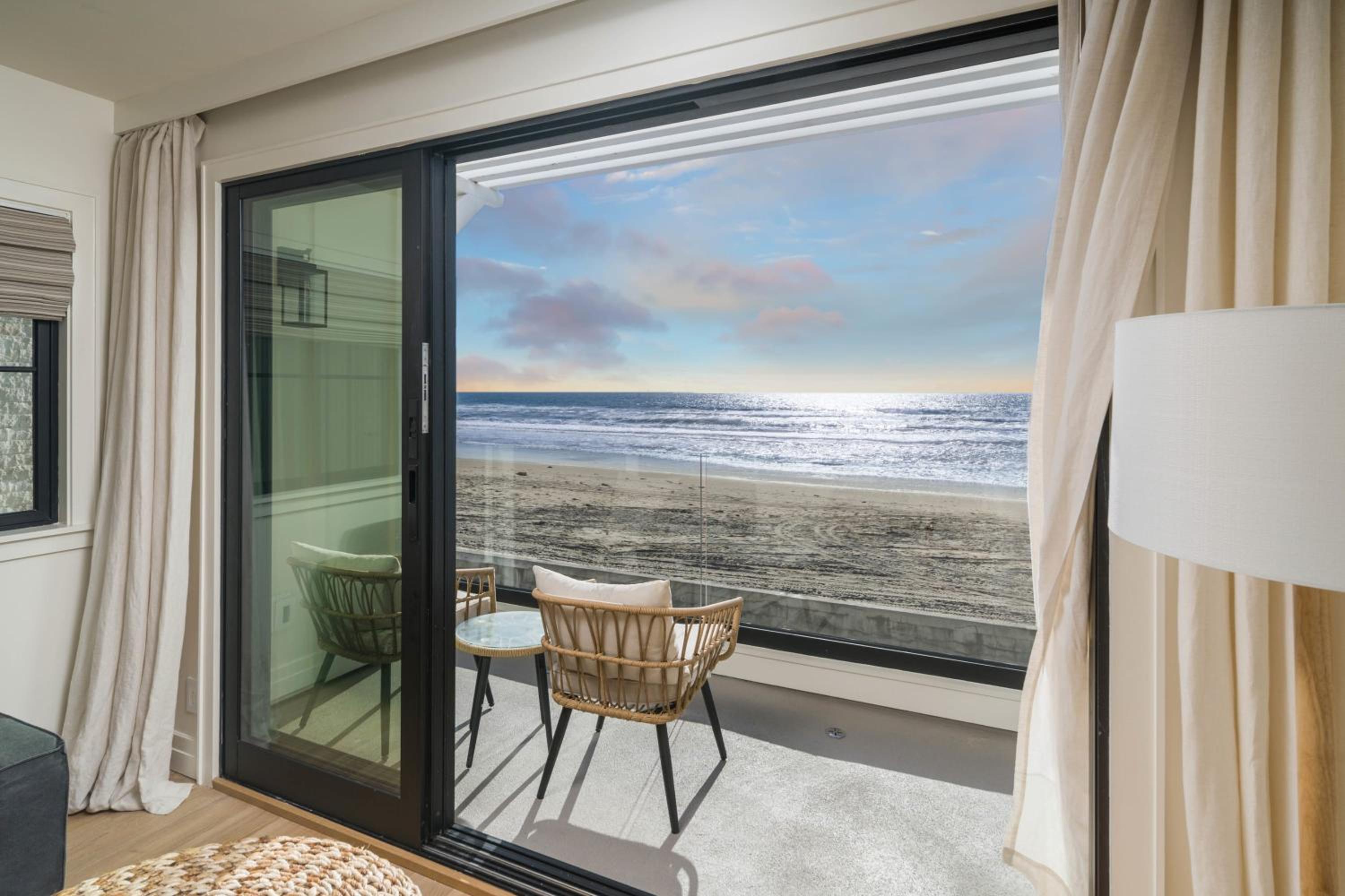 Entire Upper Oceanfront Masterpiece with Rooftop