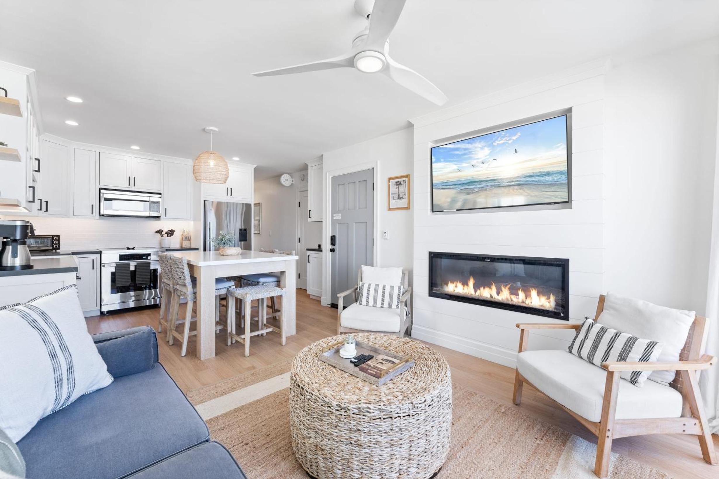 Entire Upper Oceanfront Masterpiece with Rooftop
