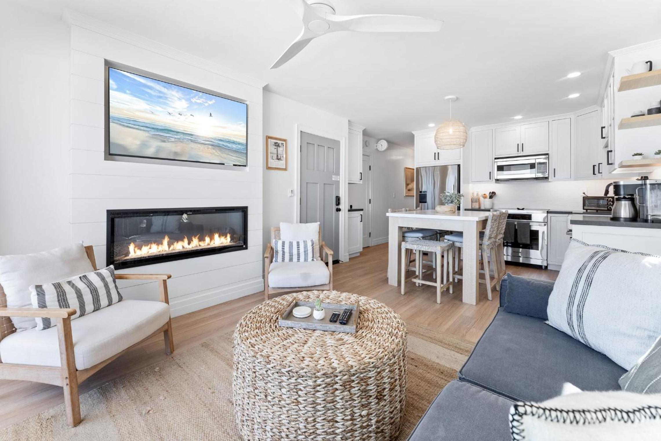 Entire Upper Oceanfront Masterpiece with Rooftop