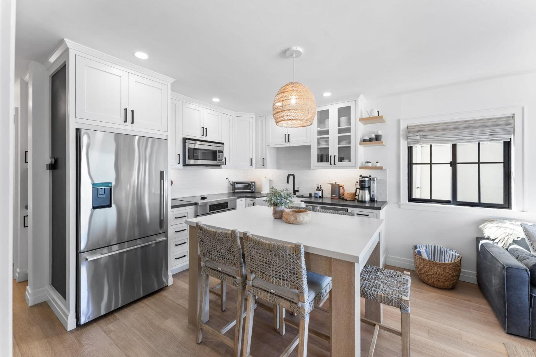 Entire Upper Oceanfront Masterpiece with Rooftop