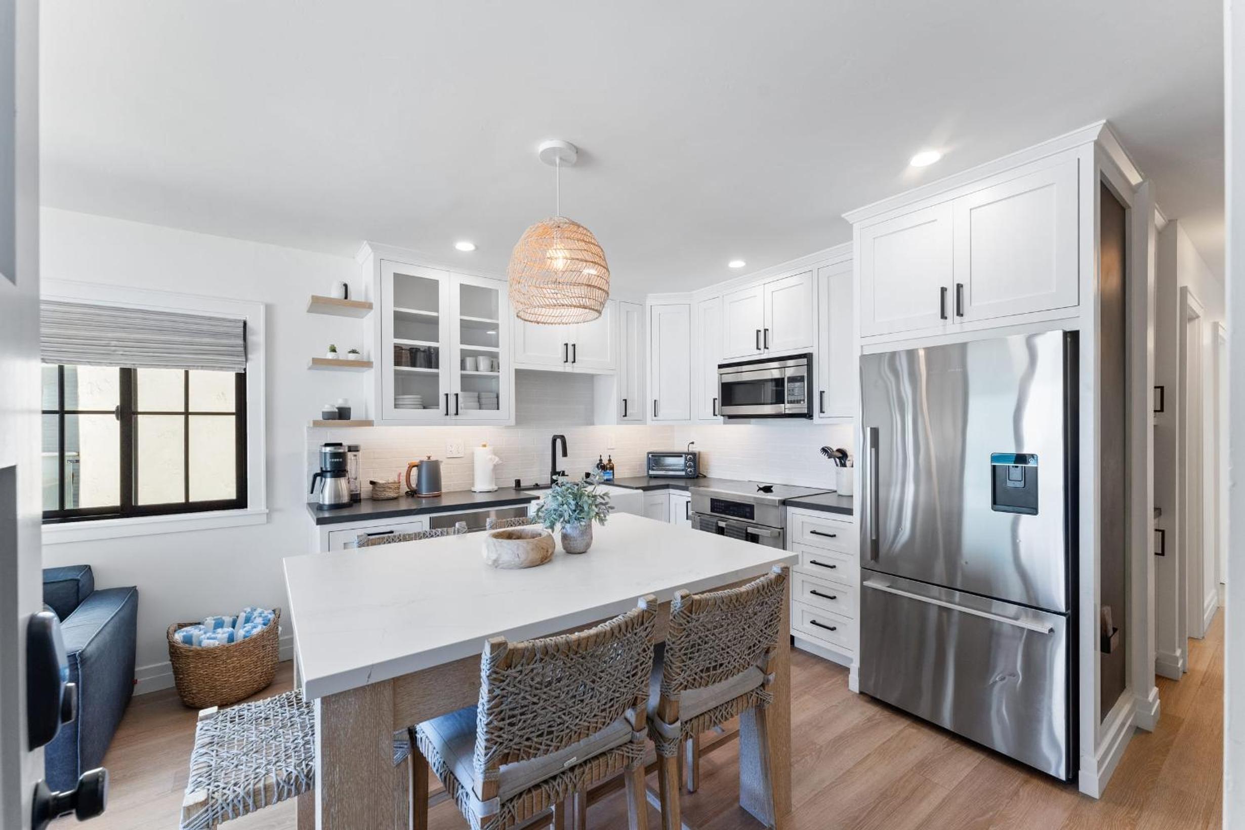 Entire Upper Oceanfront Masterpiece with Rooftop