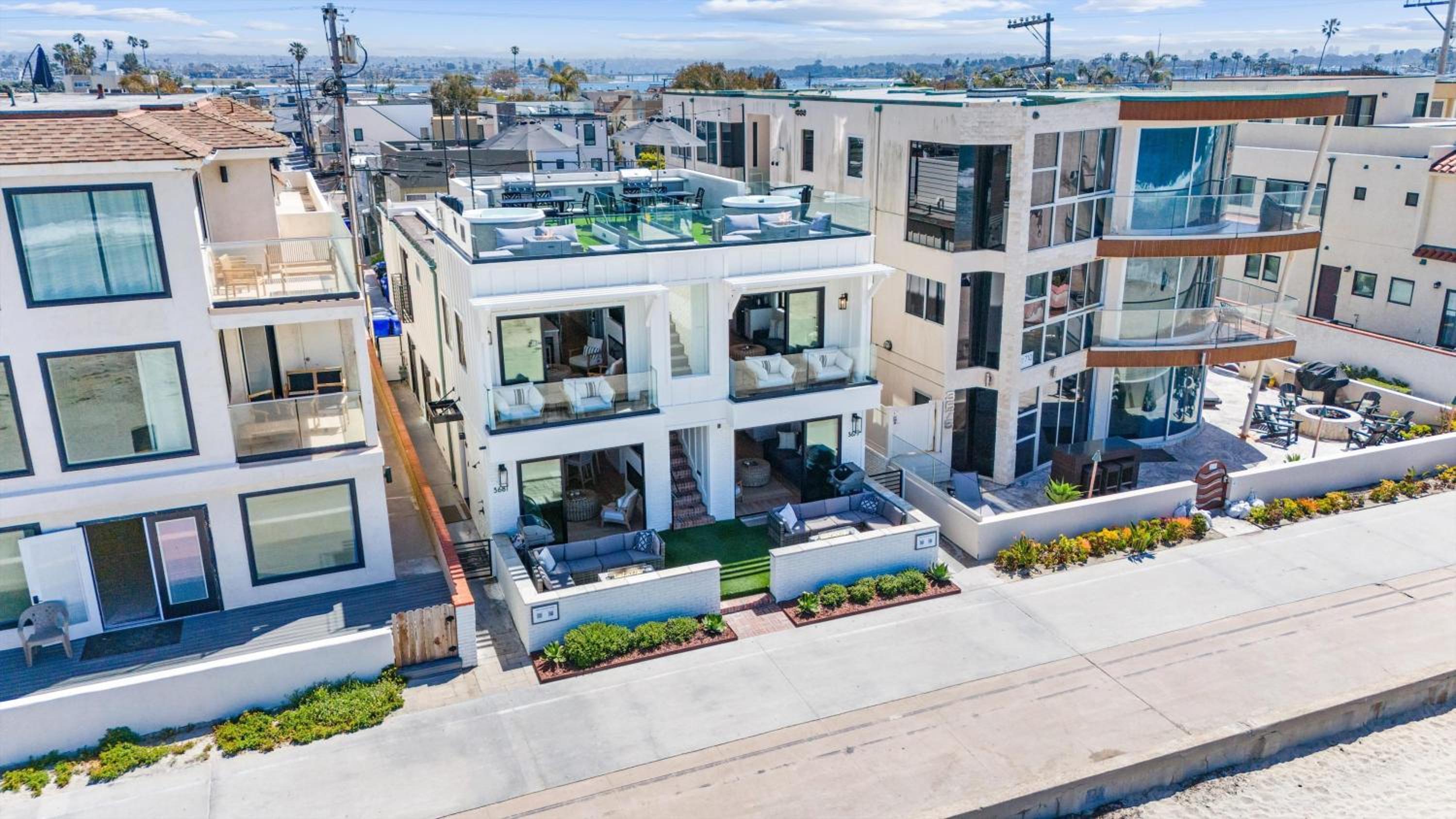Entire Upper Oceanfront Masterpiece with Rooftop