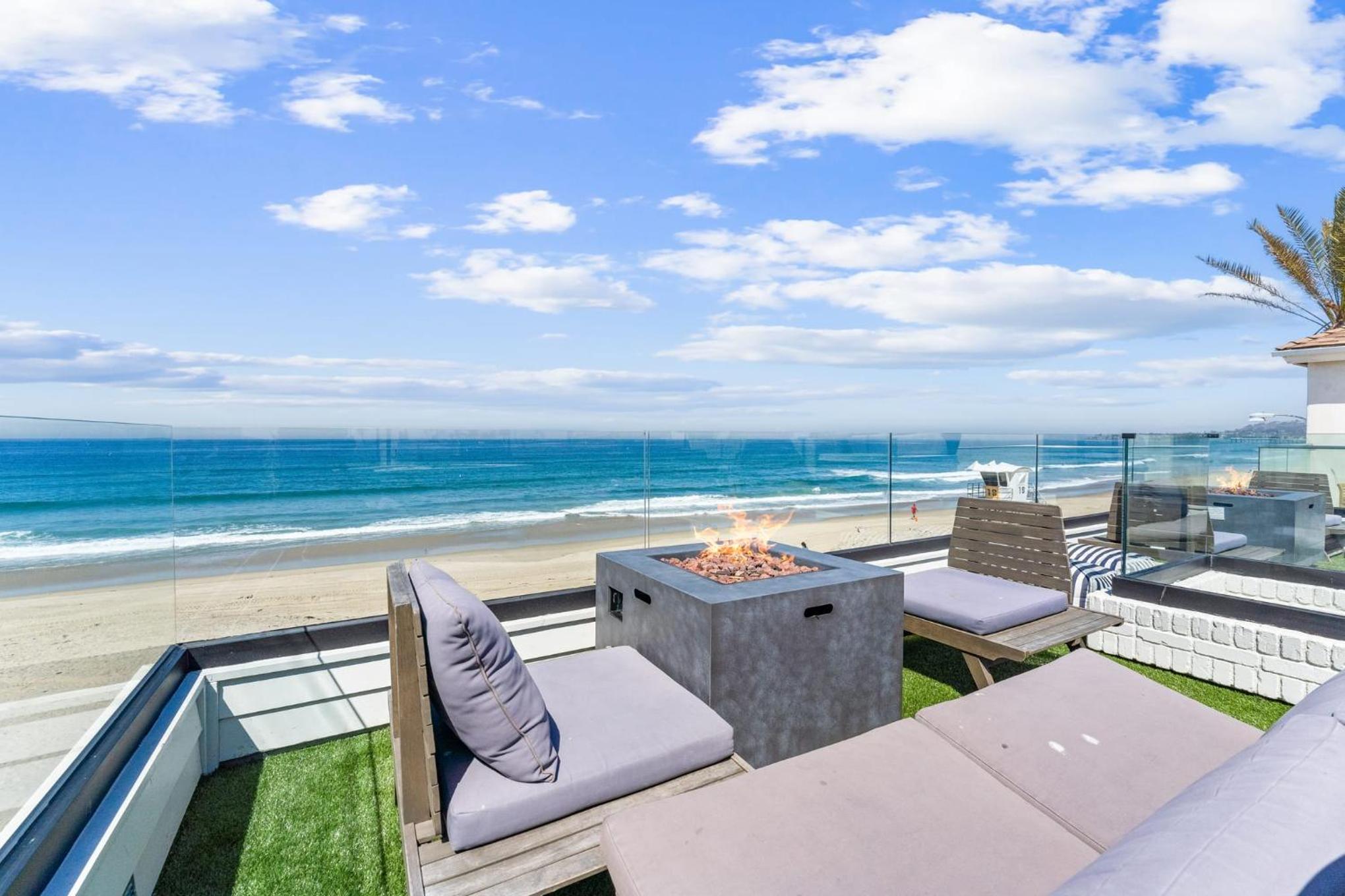 Entire Upper Oceanfront Masterpiece with Rooftop