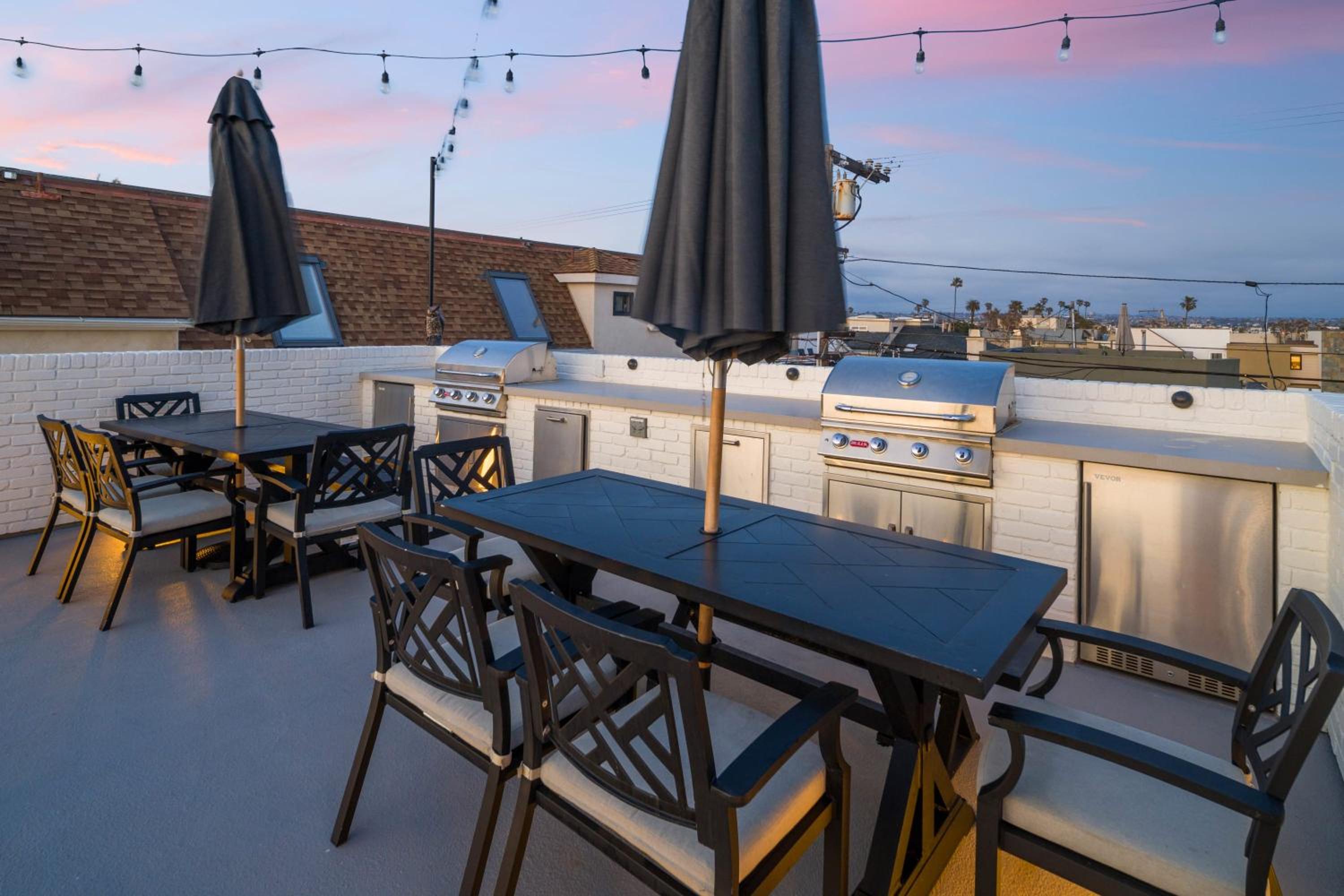 Entire Upper Oceanfront Masterpiece with Rooftop