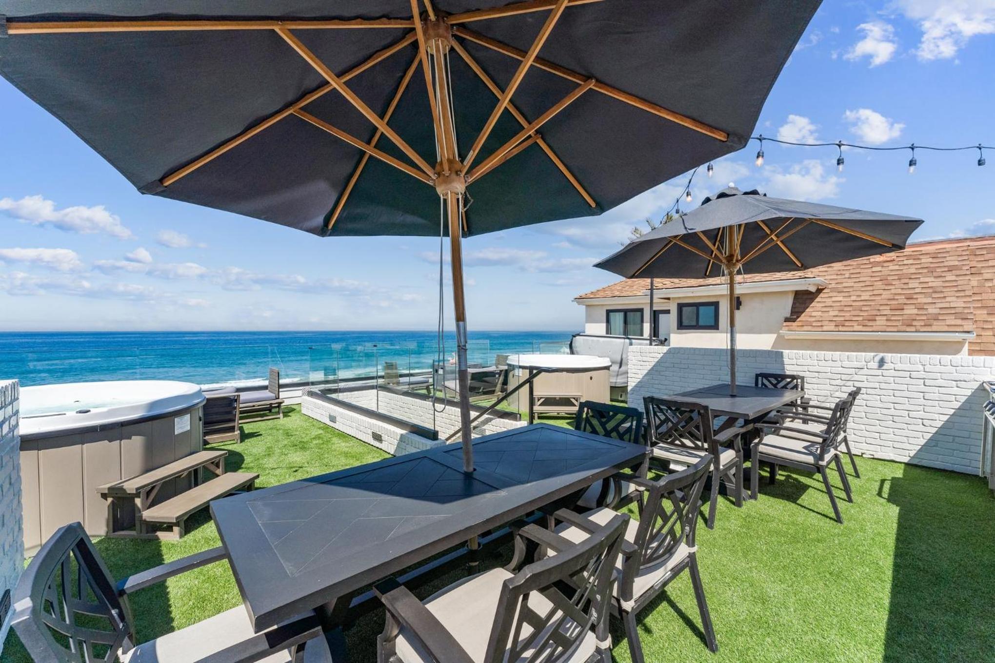 Entire Upper Oceanfront Masterpiece with Rooftop