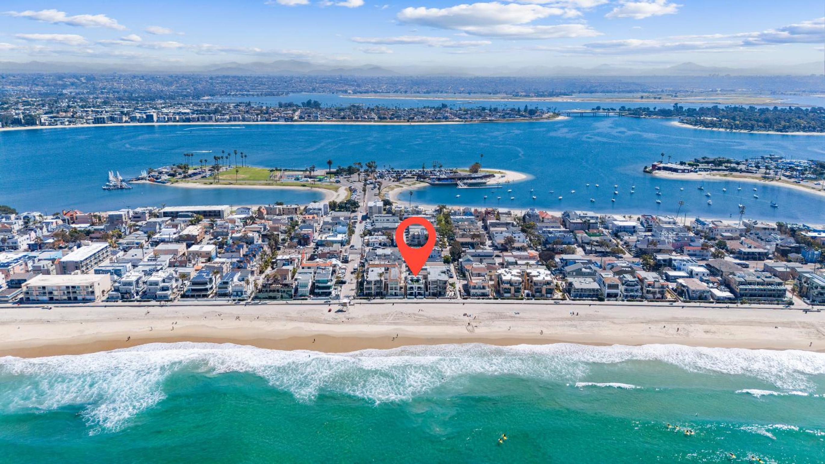 Entire Upper Oceanfront Masterpiece with Rooftop