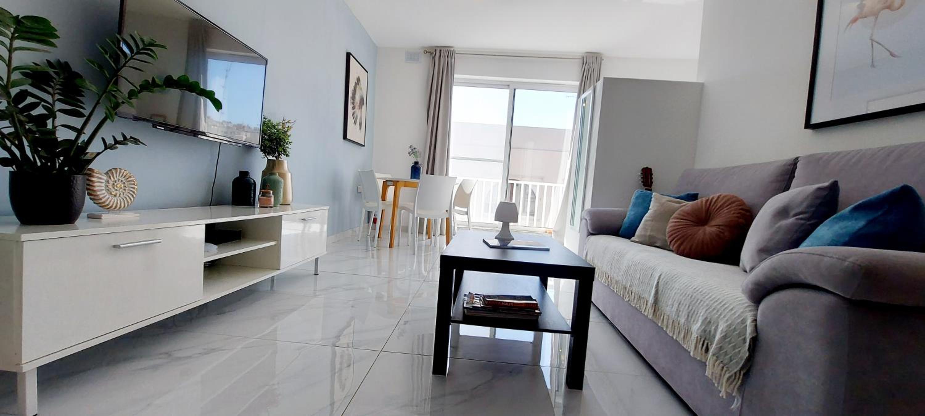 Bright spacious getaway close to the Sea view 3
