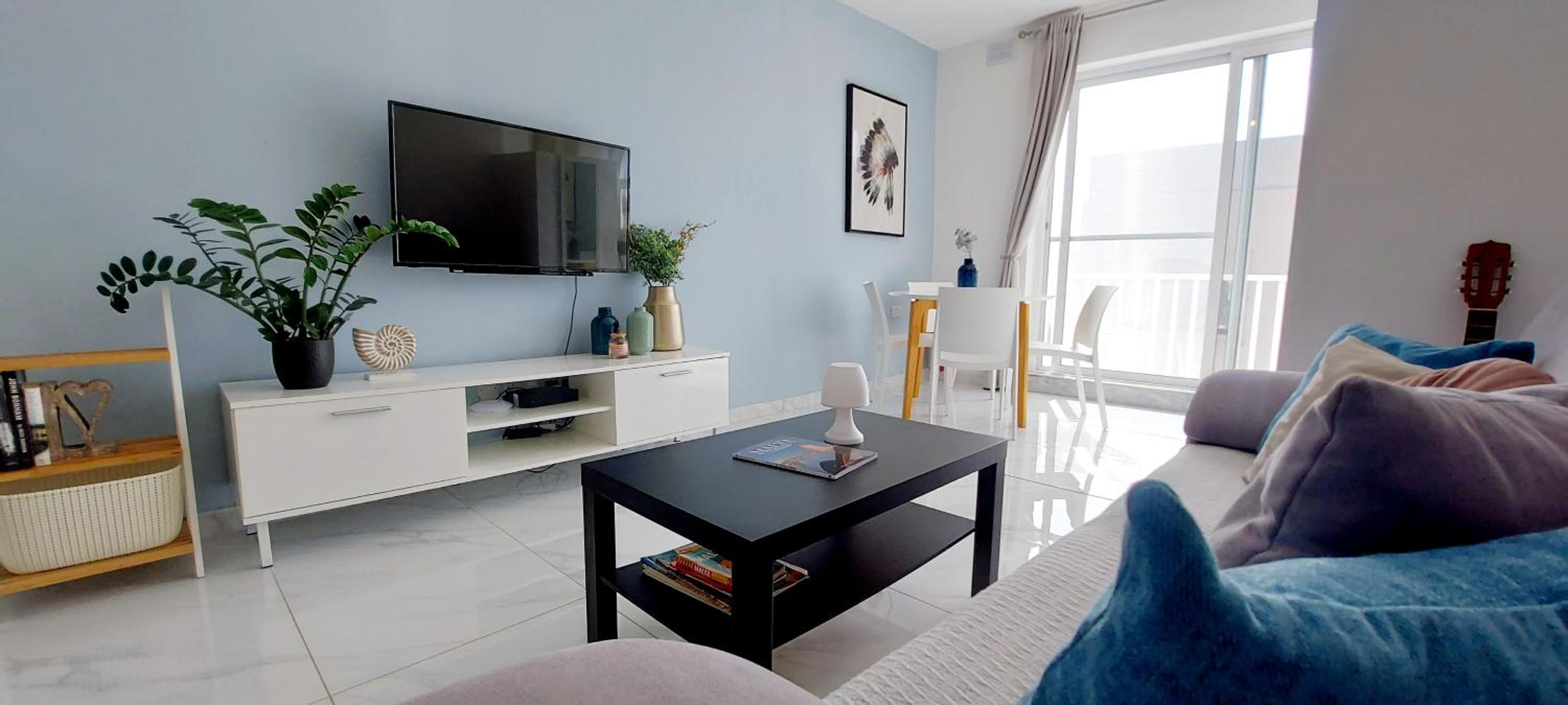 Bright spacious getaway close to the Sea view 4