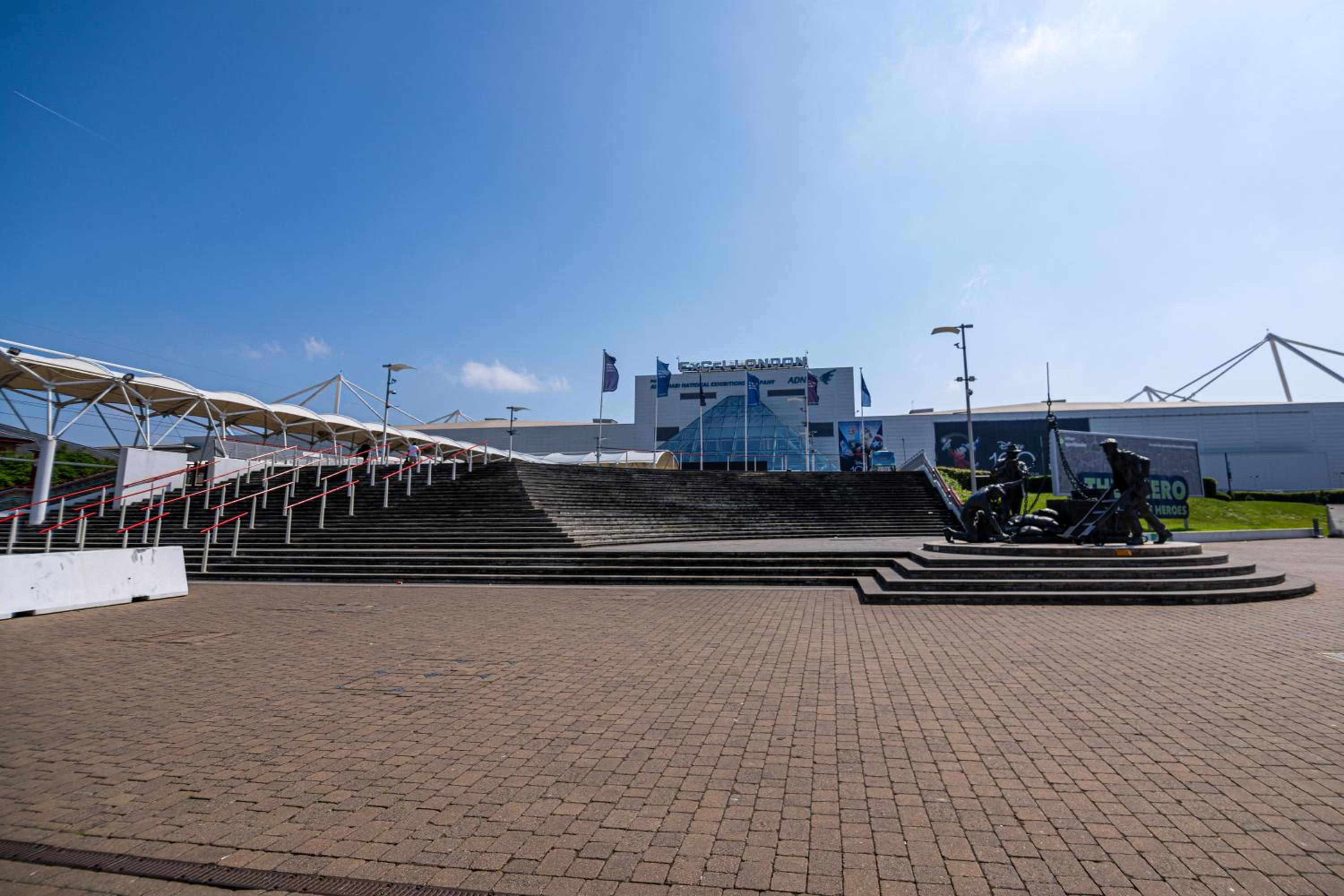 Spacious Excel London Apartment with Balcony, River View and Parking Sleeps 8