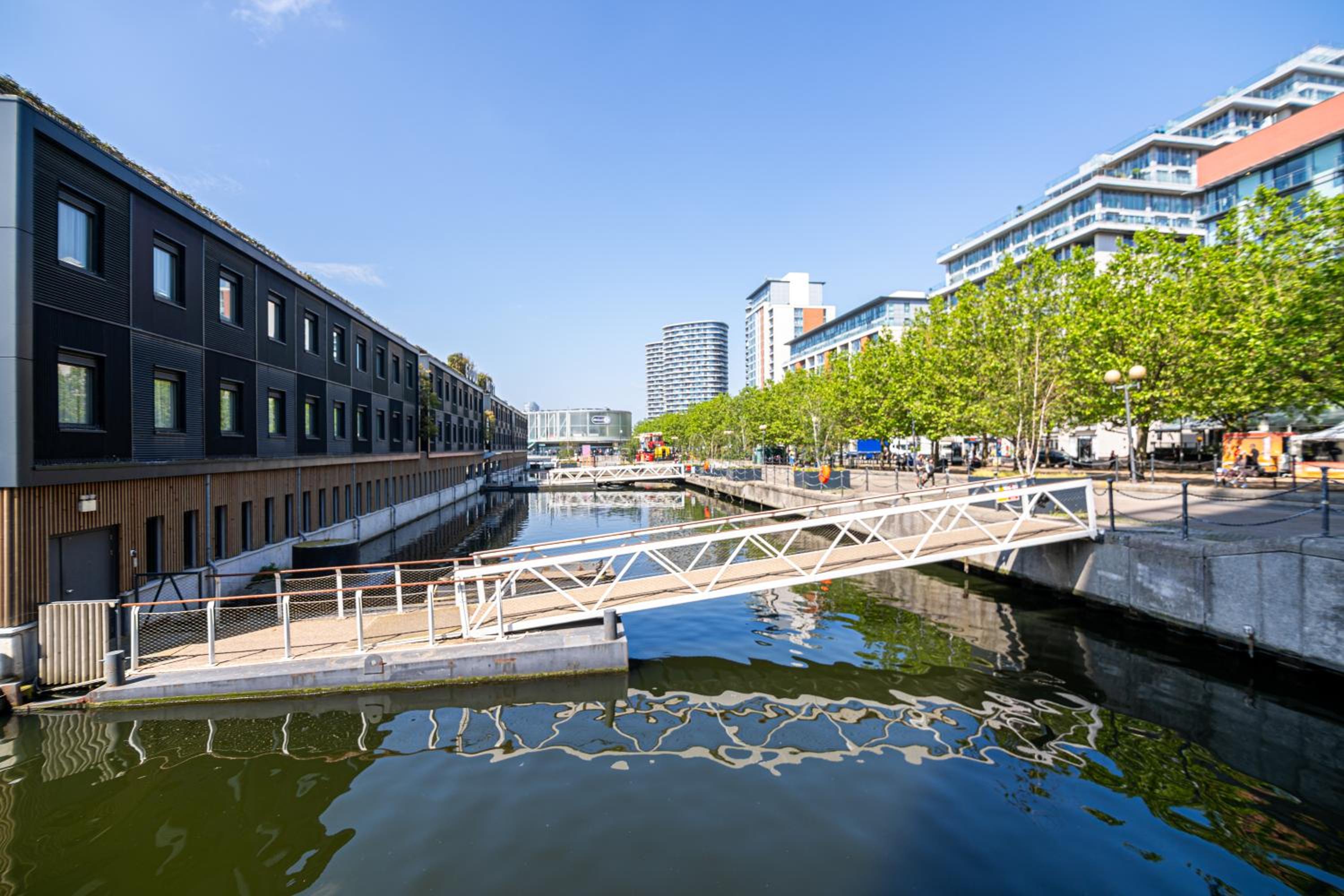 Spacious Excel London Apartment with Balcony, River View and Parking Sleeps 8