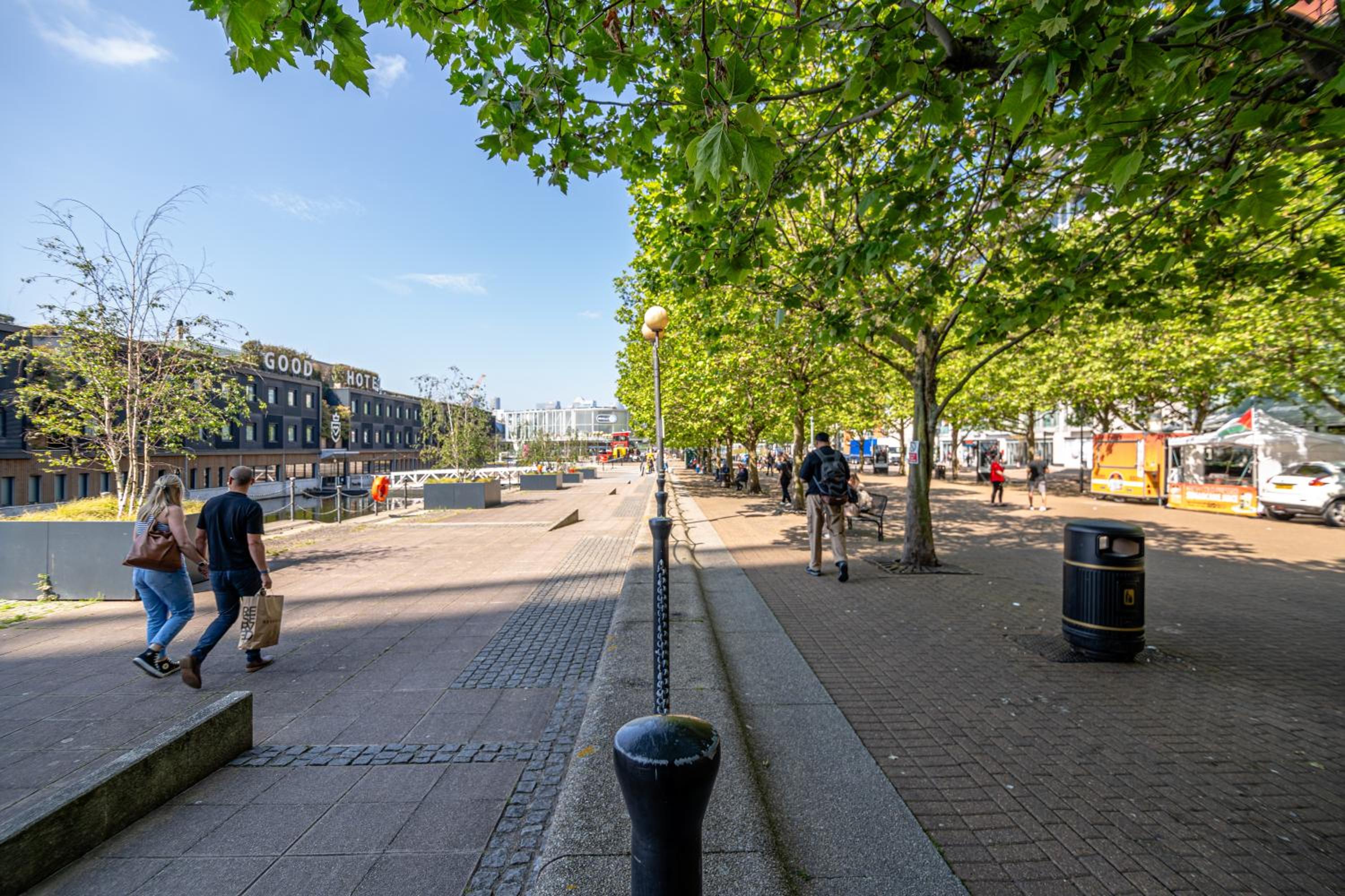 Spacious Excel London Apartment with Balcony, River View and Parking Sleeps 8