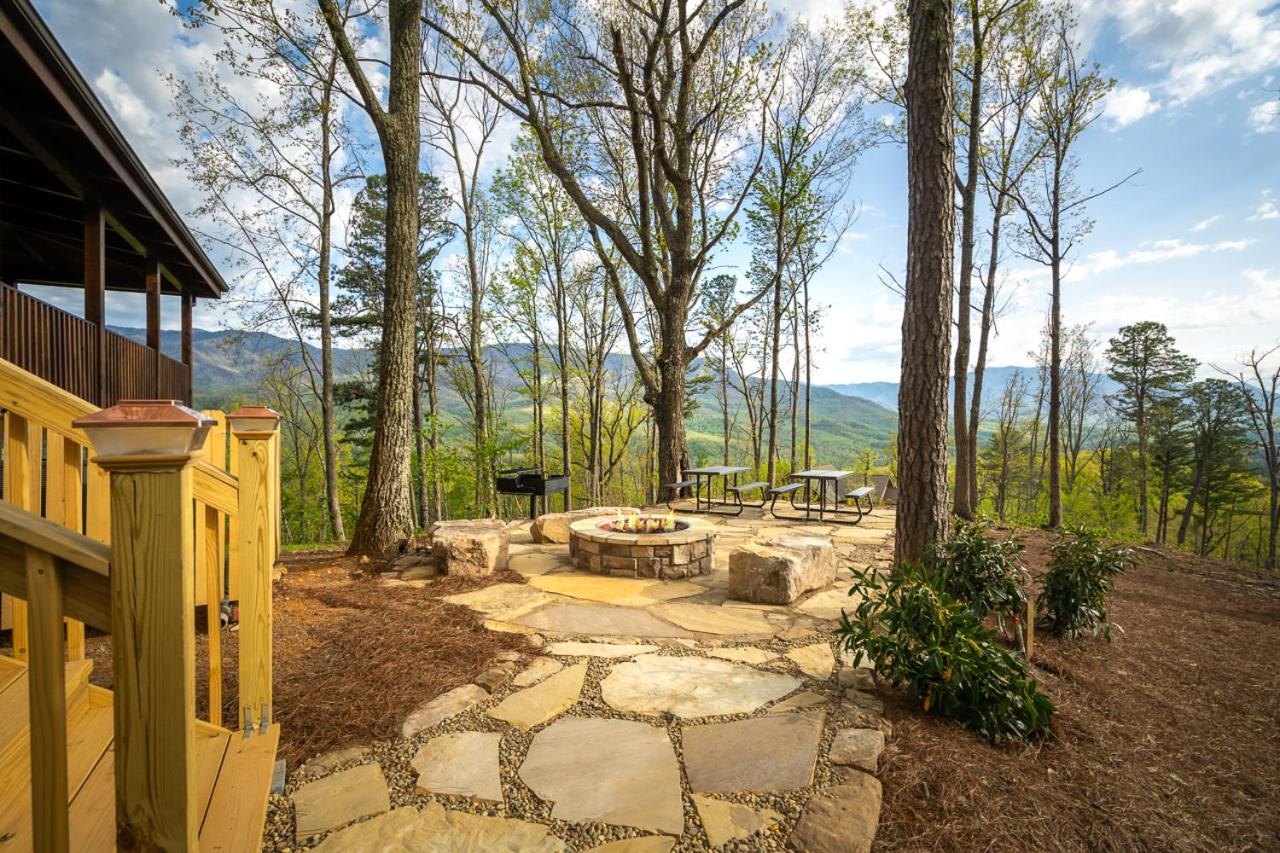 Dancing Bear Lodge by Stony Brook Cabins view 4