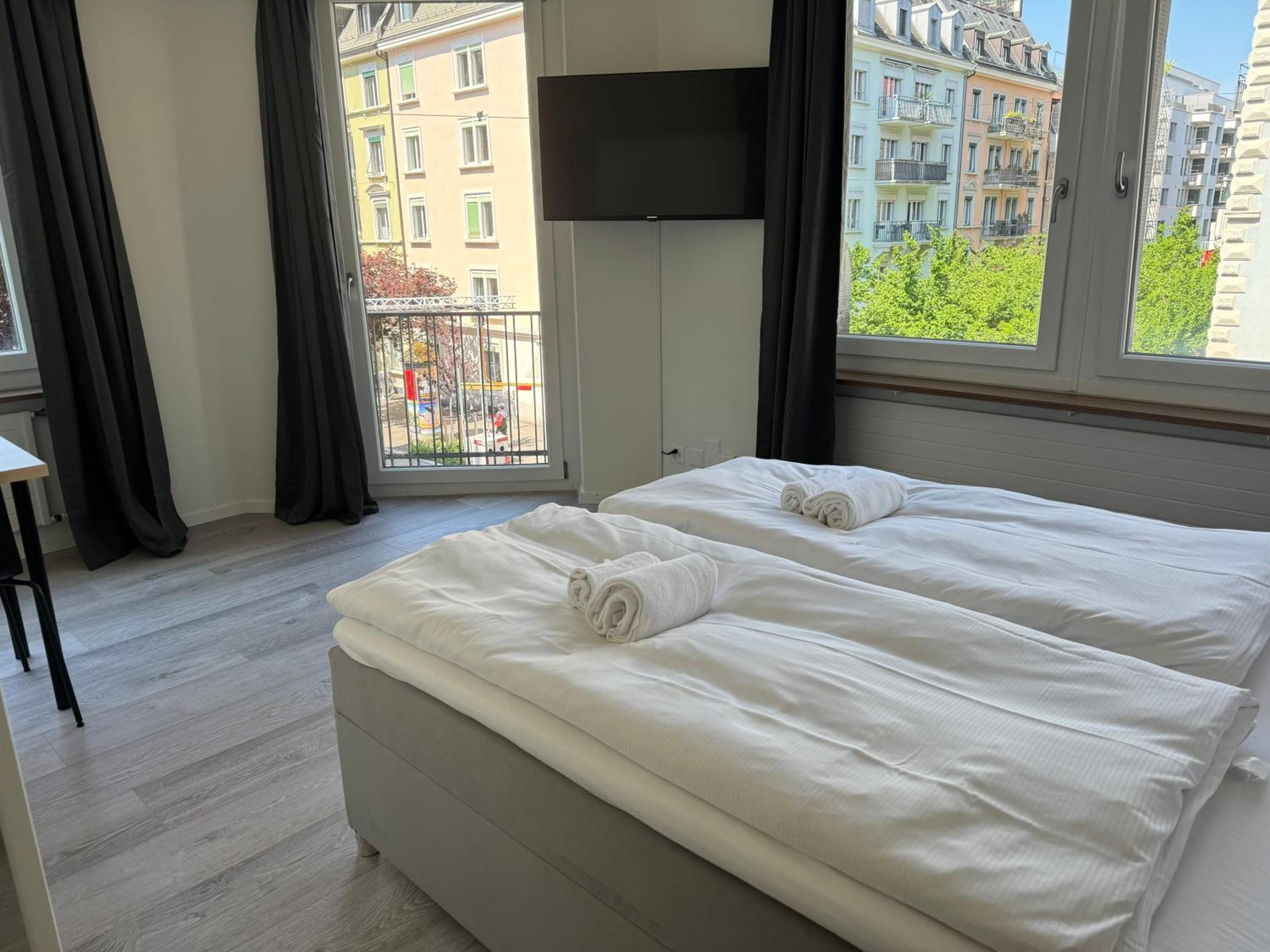 Downtown Deluxe Studio with Queen Bed BE-26