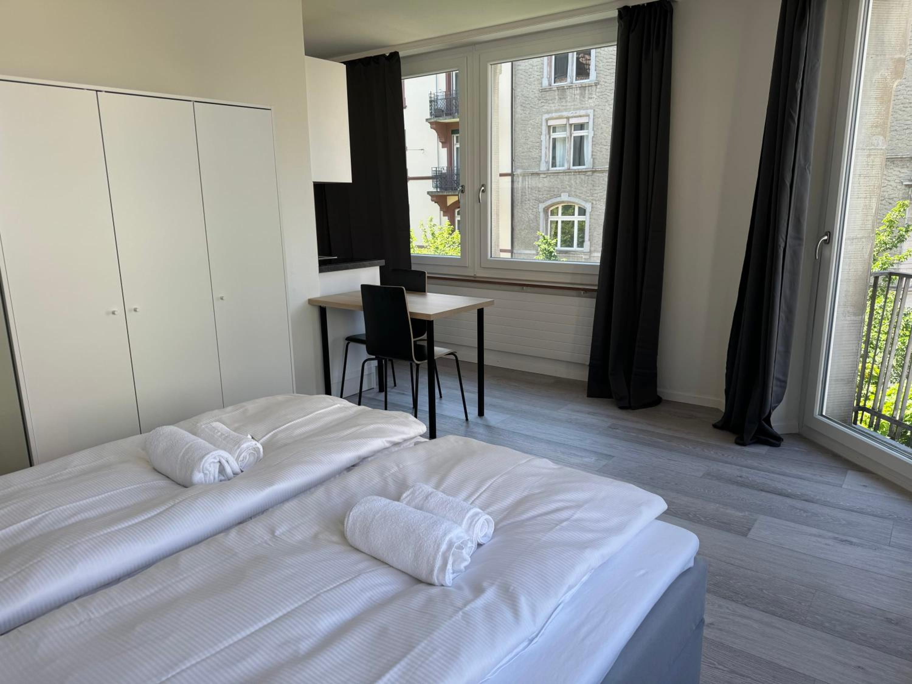 Downtown Deluxe Studio with Queen Bed BE-26