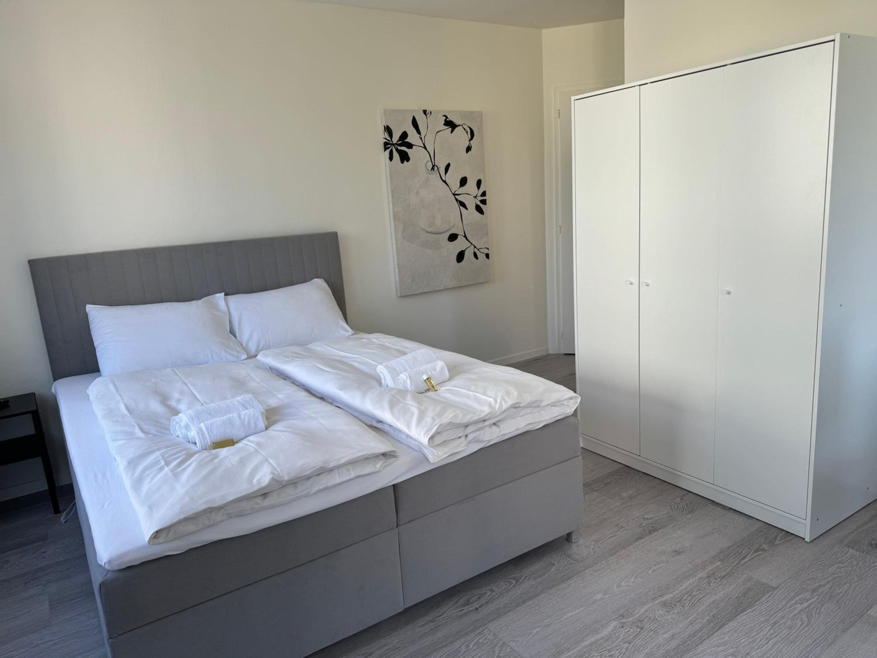 Downtown Deluxe Studio with Queen Bed BE-26