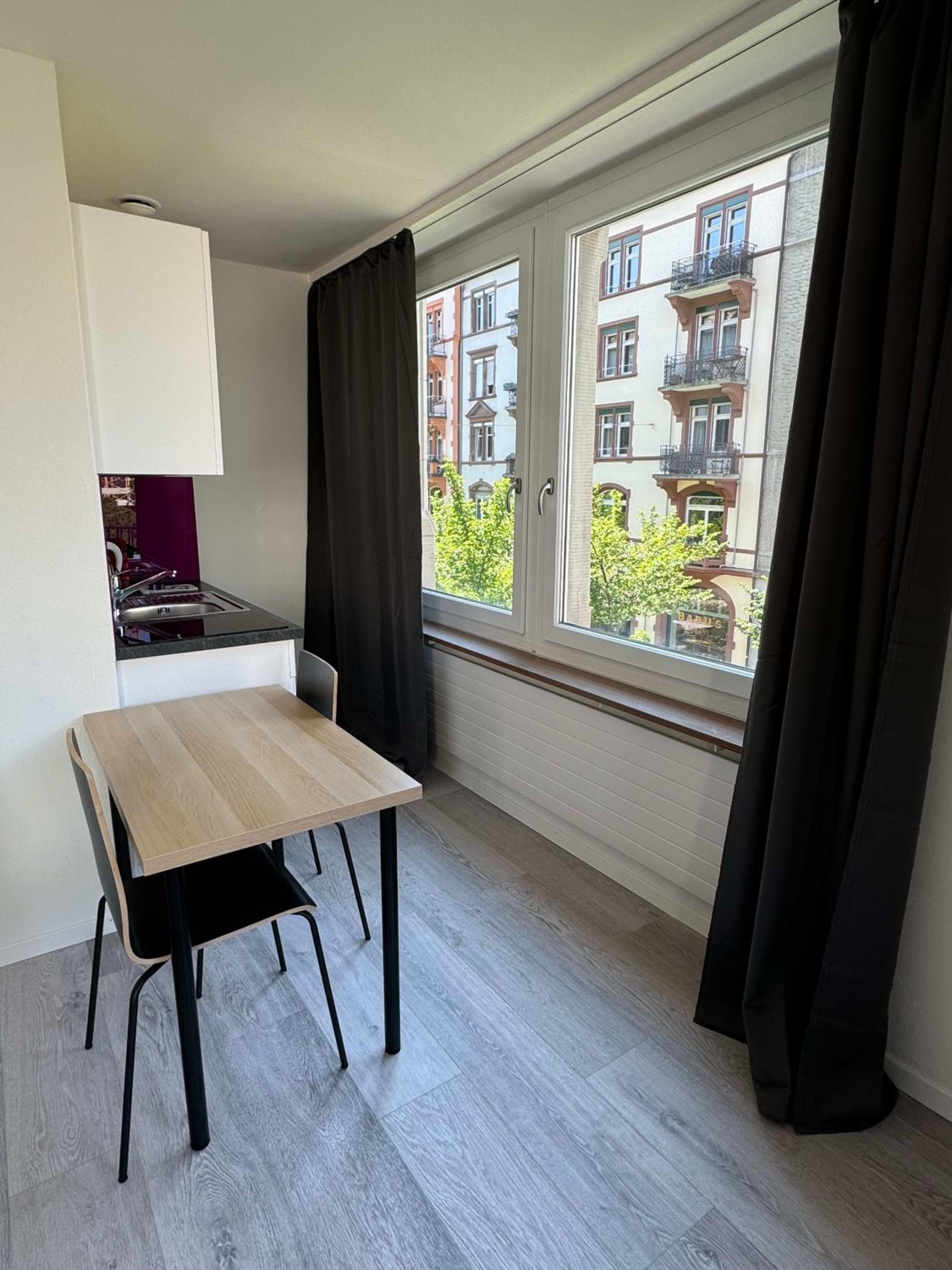 Downtown Deluxe Studio with Queen Bed BE-26