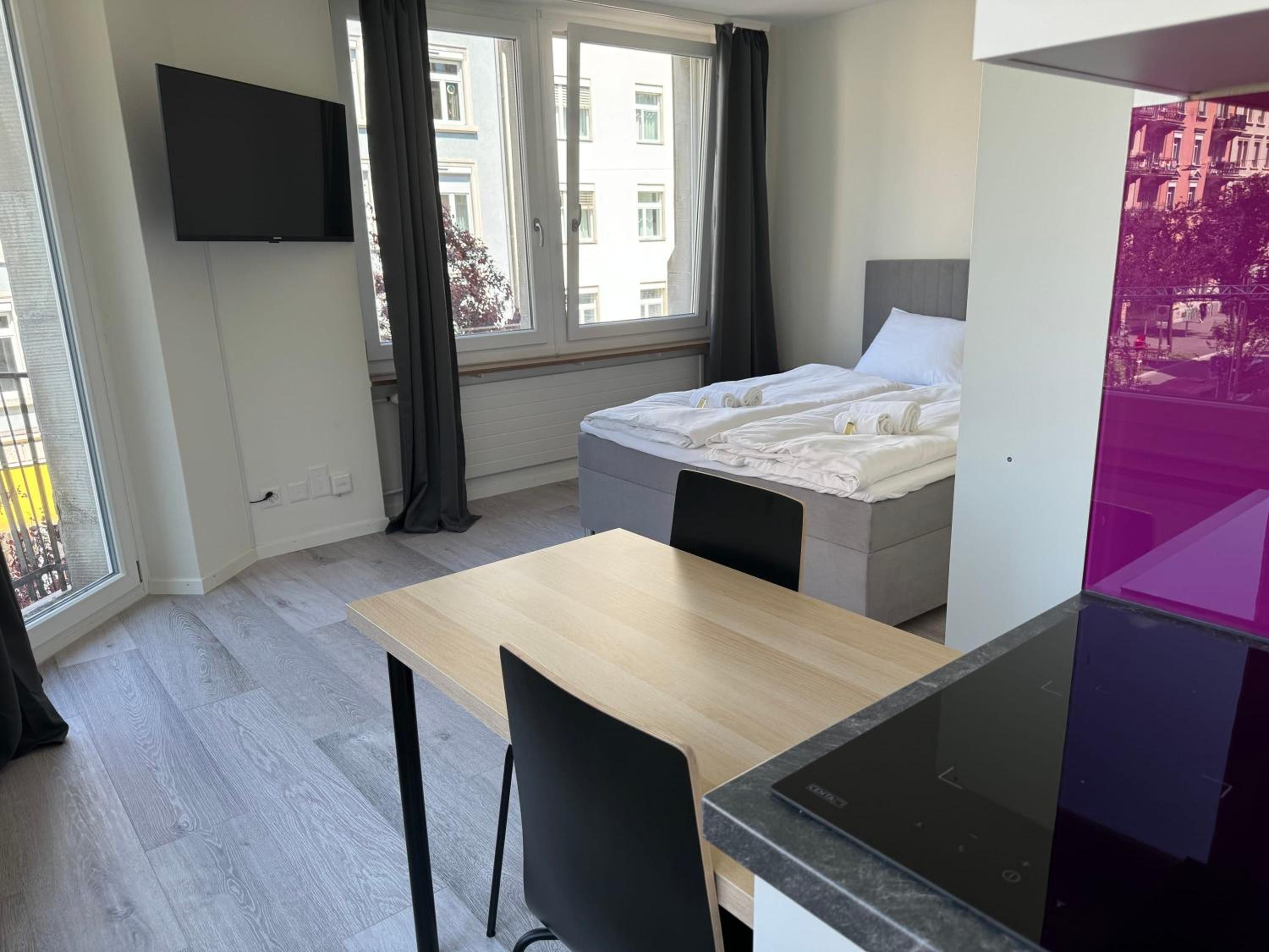 Downtown Deluxe Studio with Queen Bed BE-26