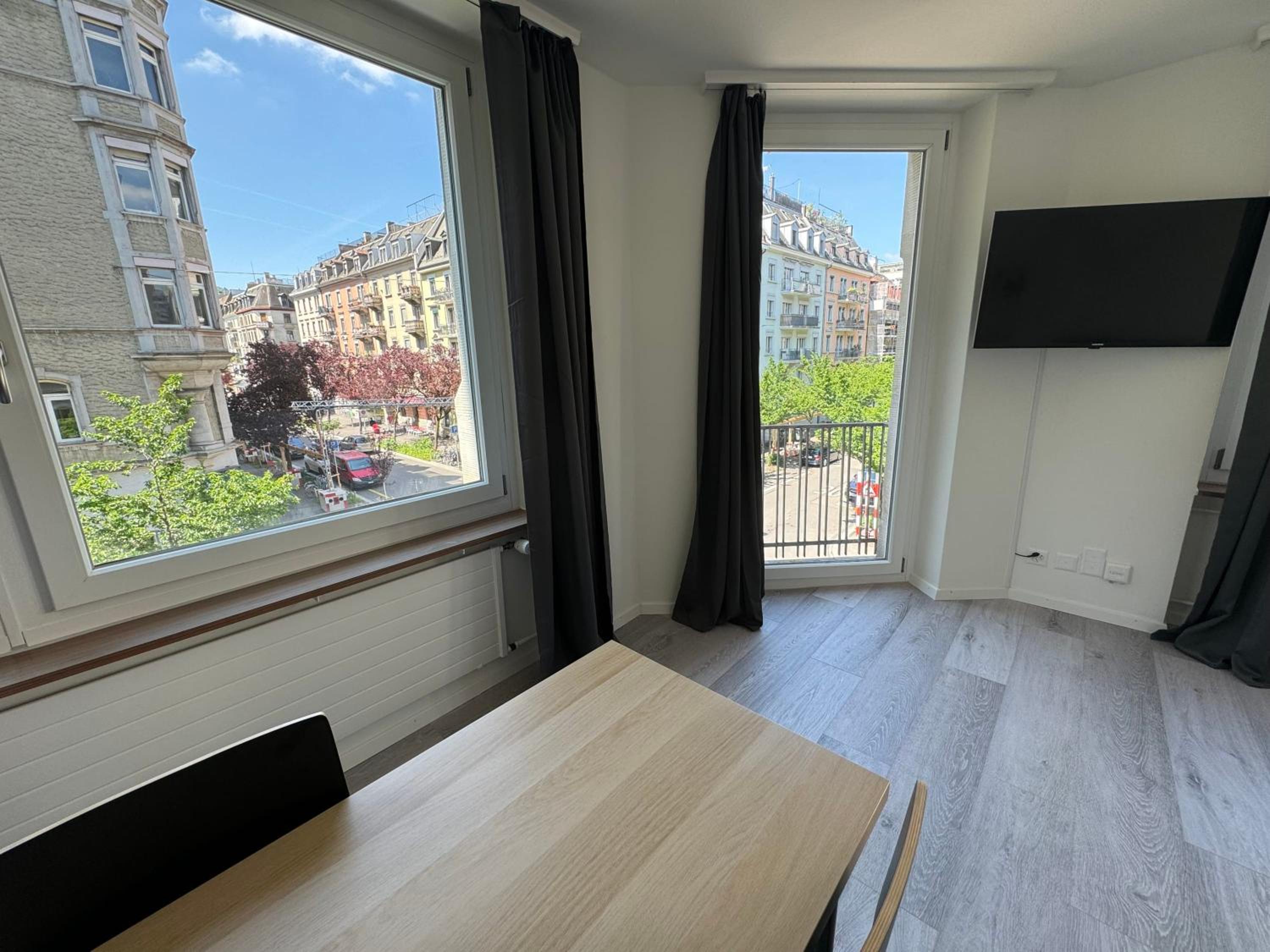 Downtown Deluxe Studio with Queen Bed BE-26