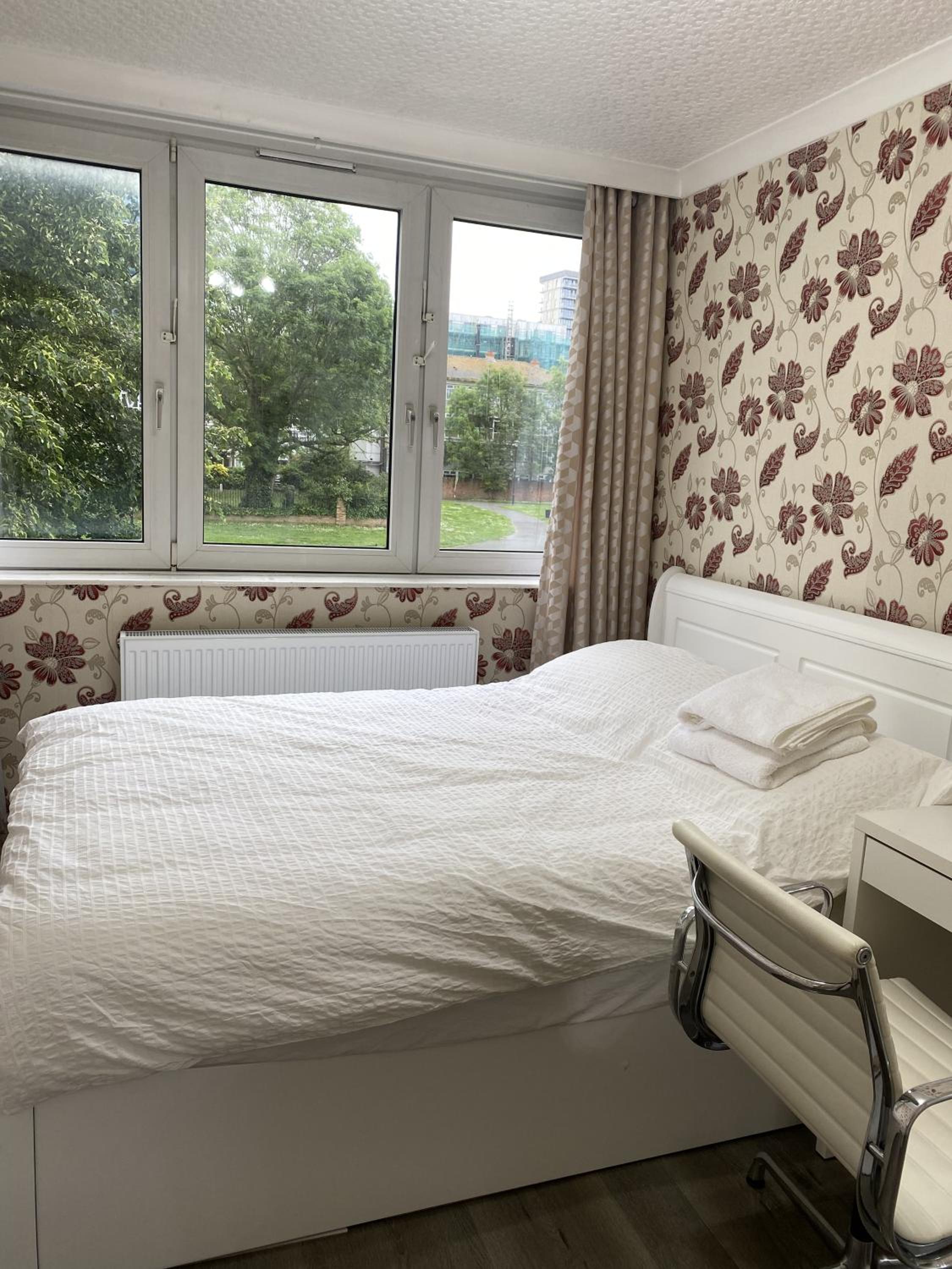 Hotel Luxury 3 Bedroom Flat with Garden - Image 1