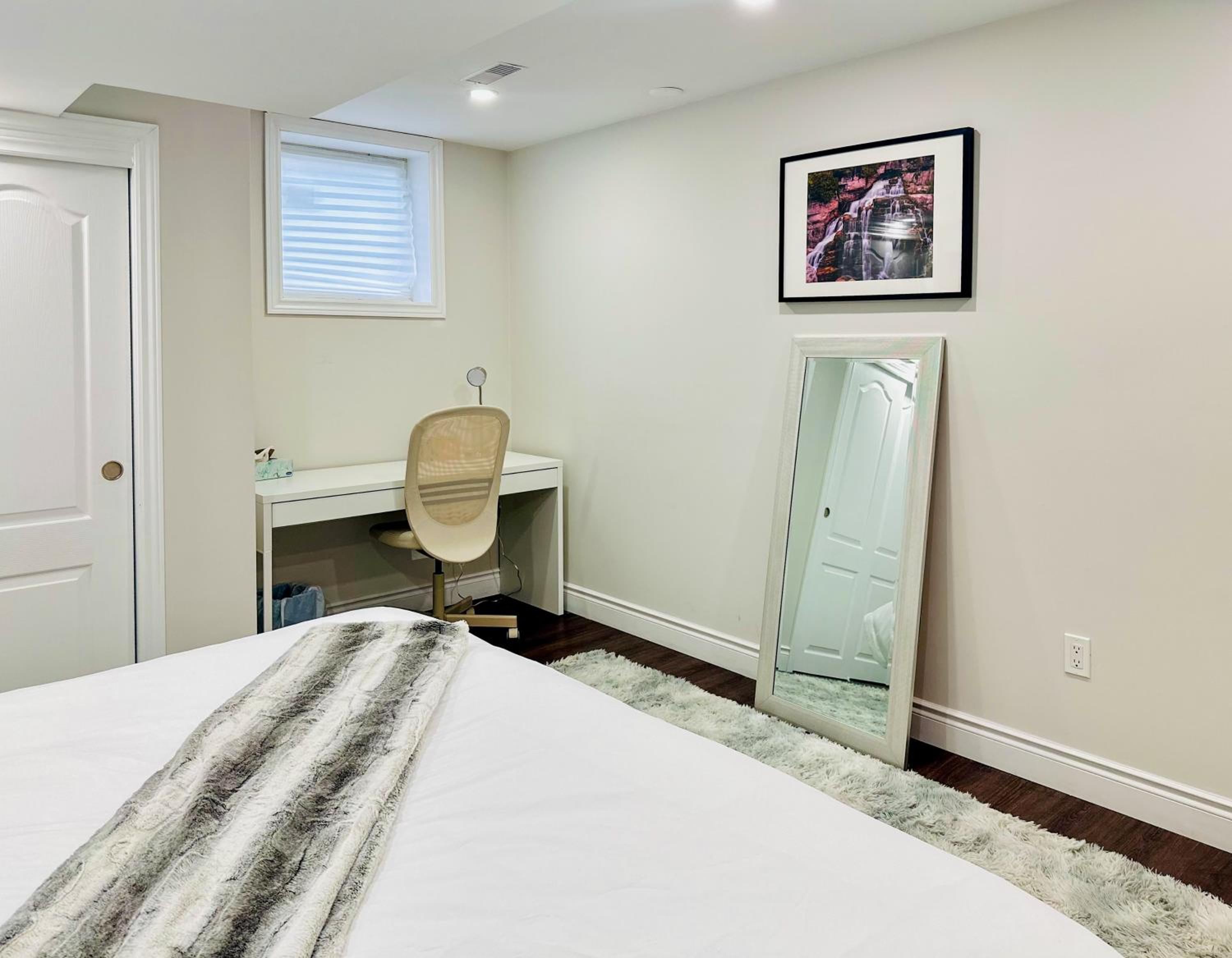 Spacious 2 Bedroom 1 bath Mississauga Basement Apartment