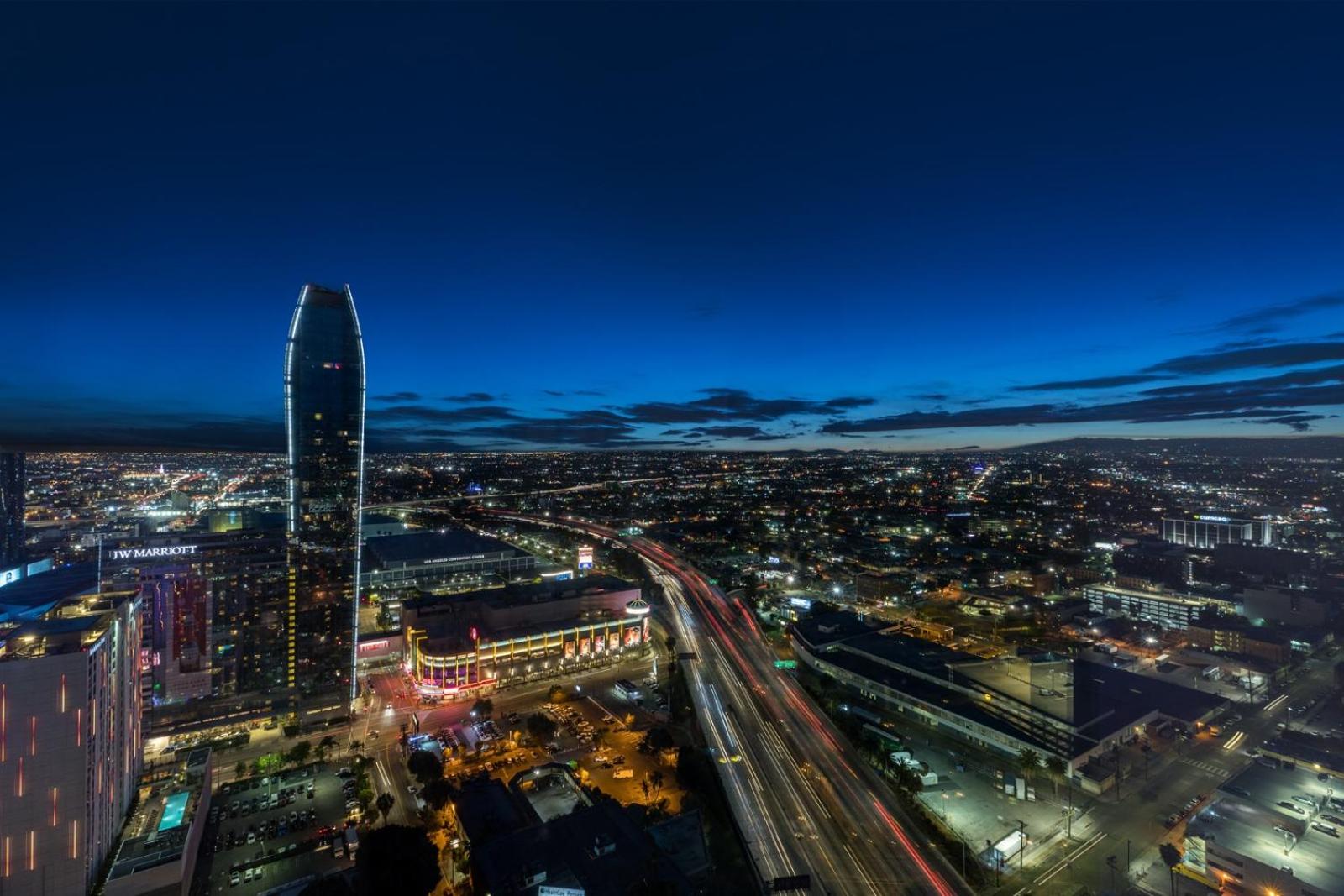 Hotel Lavish High-Rise 2bed Apt in the Hearth of Downtown LA - Image 1