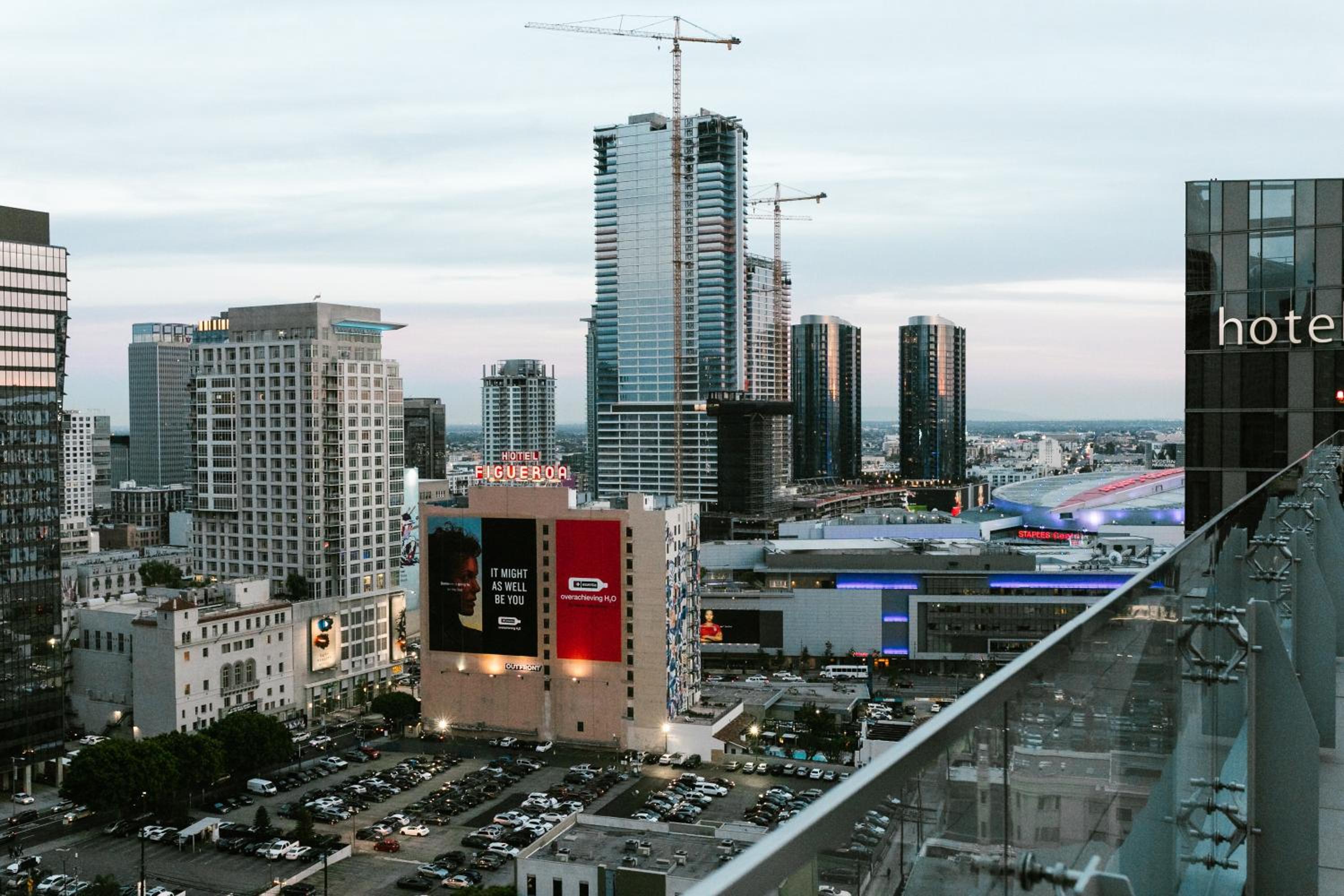 Lavish High-Rise 2bed Apt in the Hearth of Downtown LA