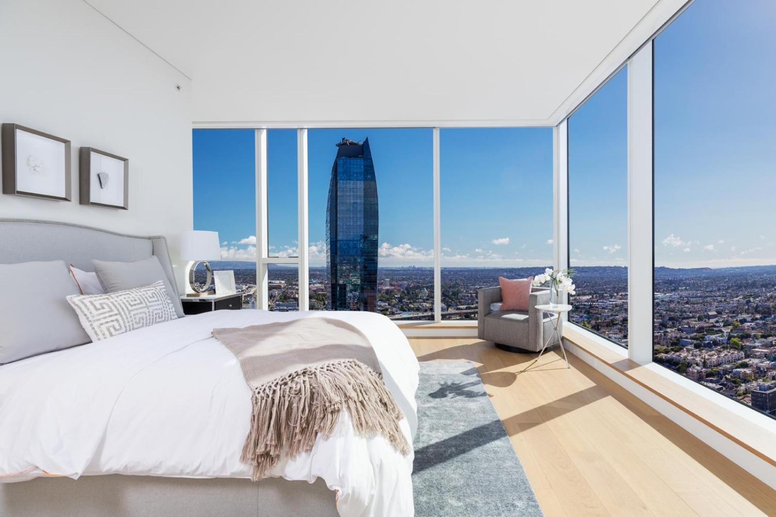 Lavish High-Rise 2bed Apt in the Hearth of Downtown LA