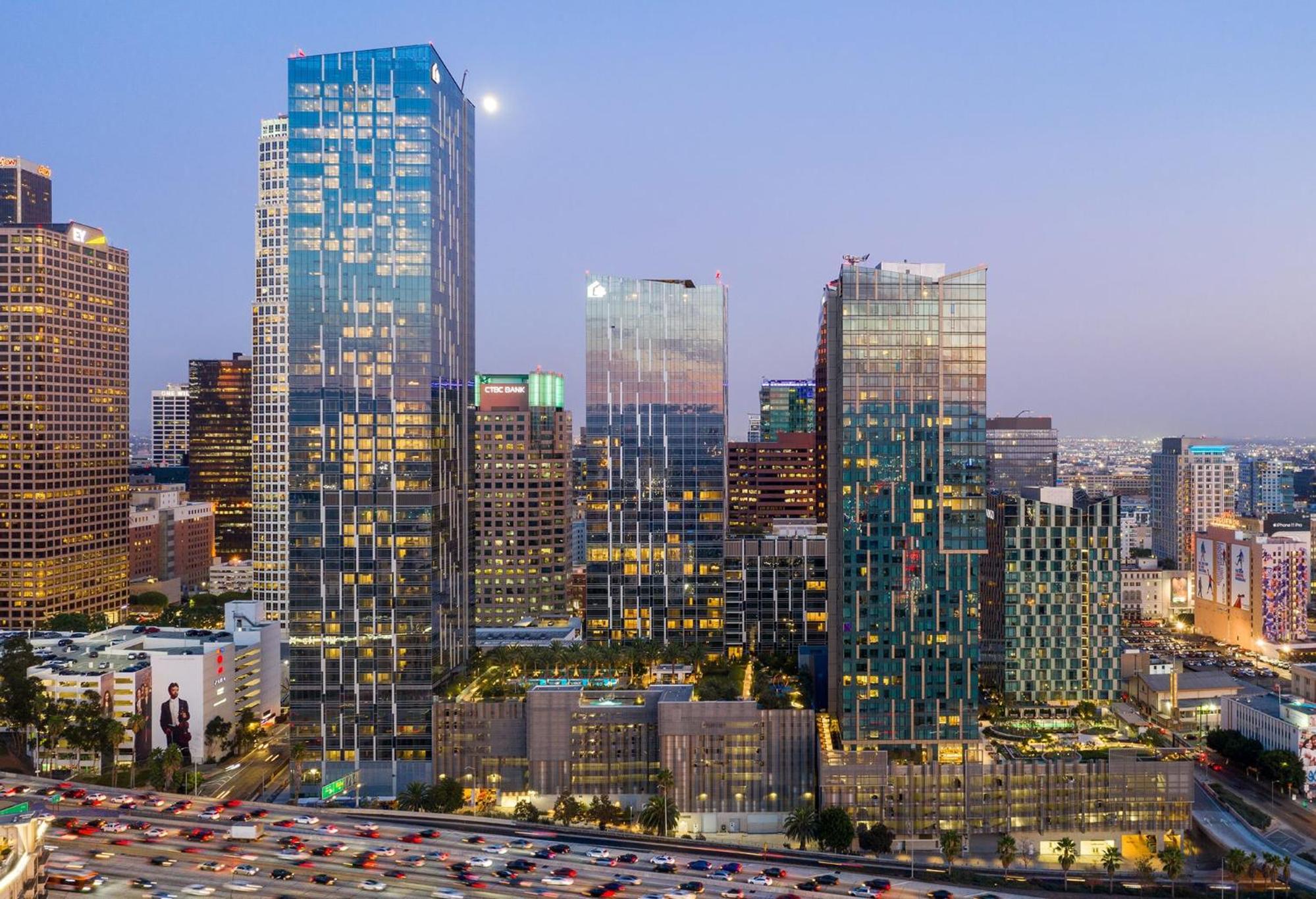 Lavish High-Rise 2bed Apt in the Hearth of Downtown LA