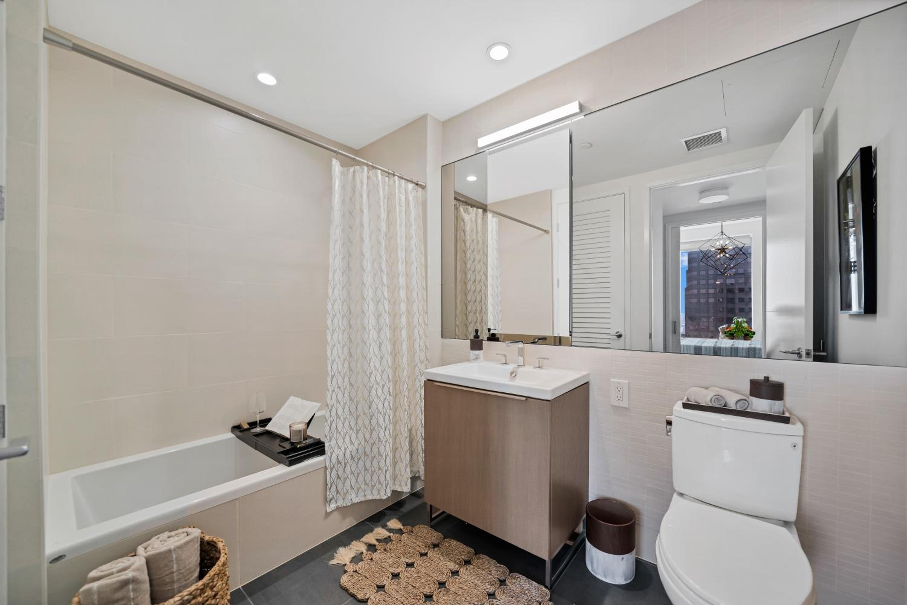 Lavish High-Rise 2bed Apt in the Hearth of Downtown LA