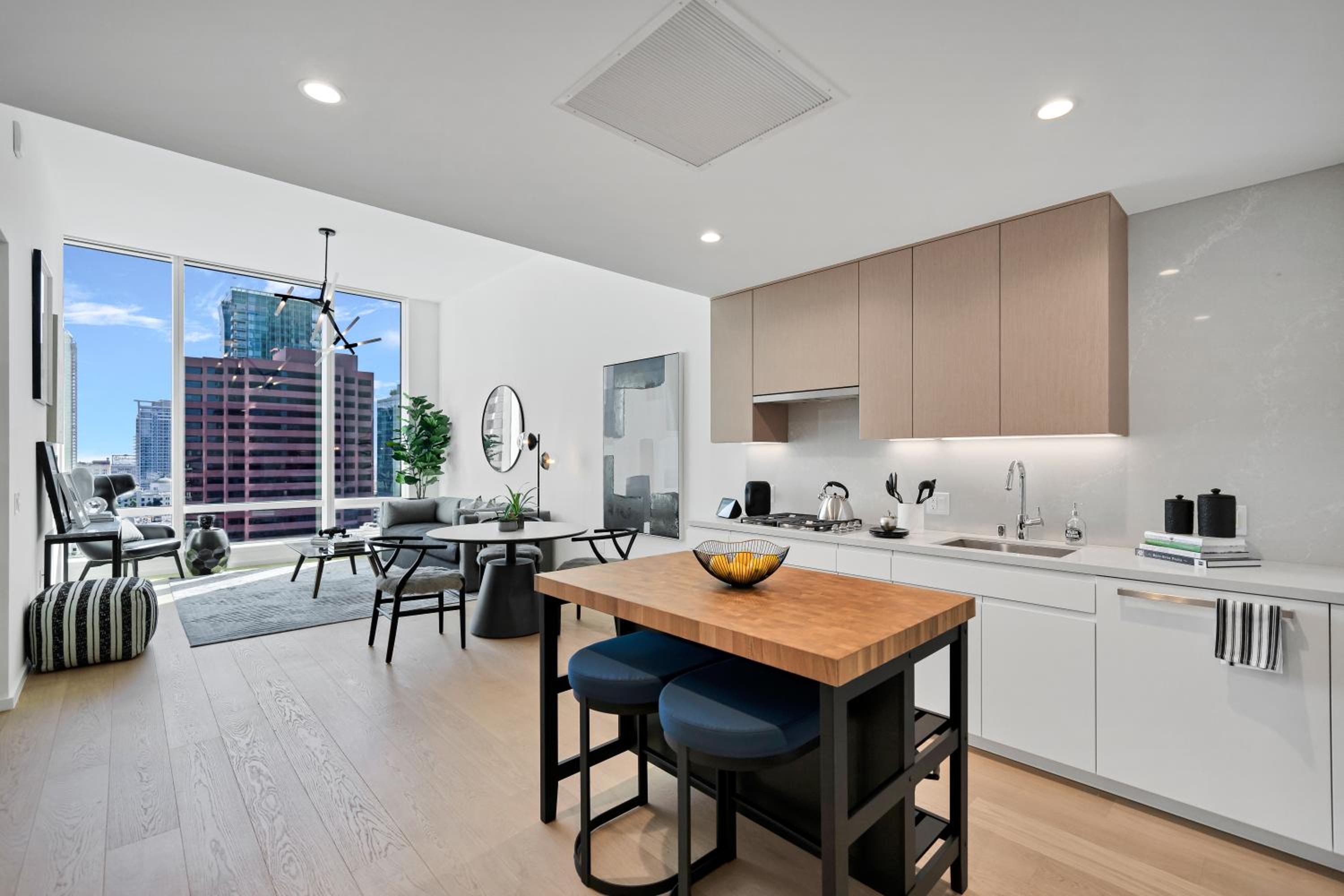 Lavish High-Rise 2bed Apt in the Hearth of Downtown LA