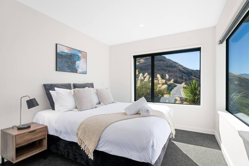 Style & Tranquillity - 3 Bedroom House view 4