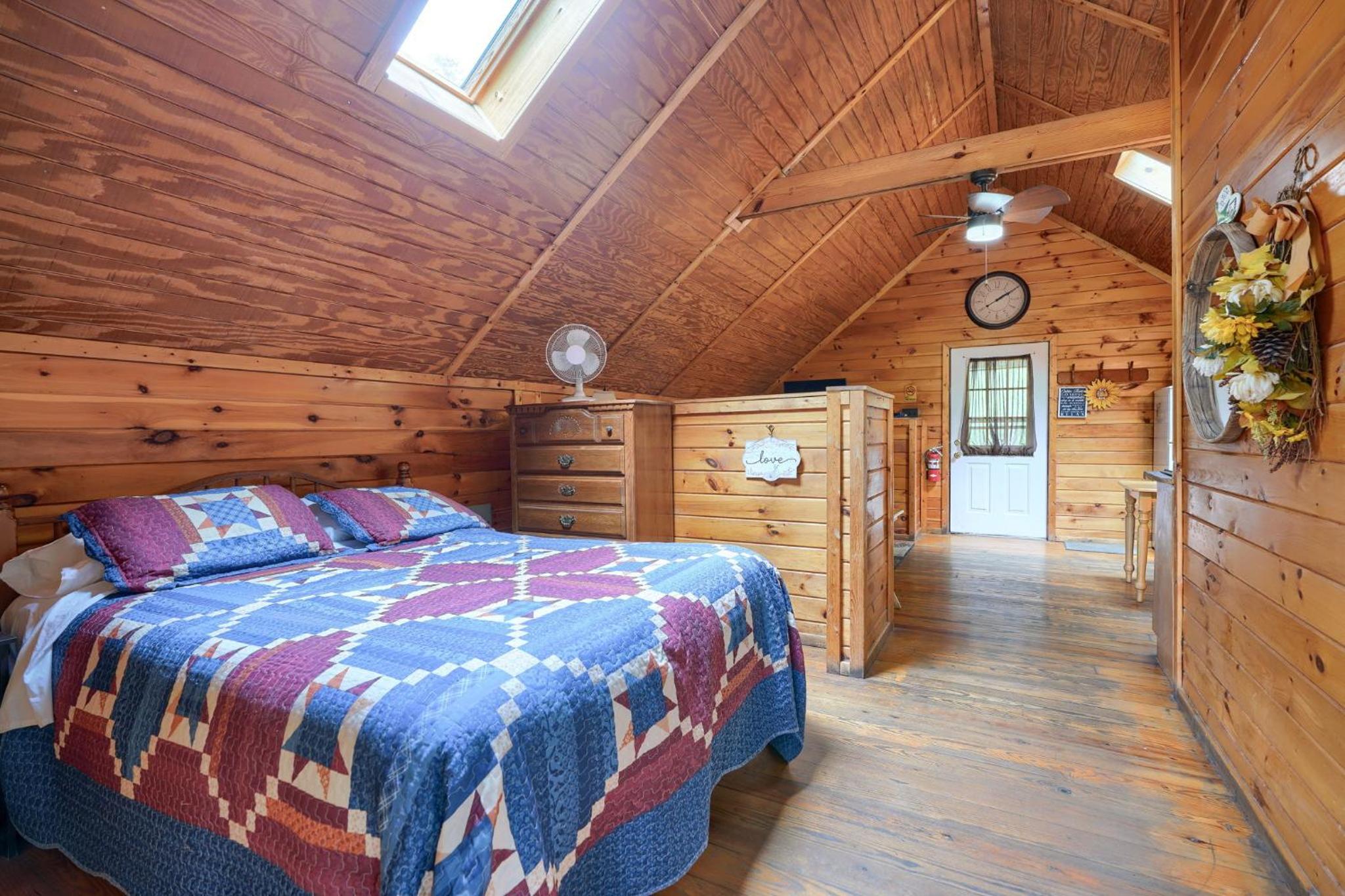 Blue Rose Cabins - Country Cottage view 5