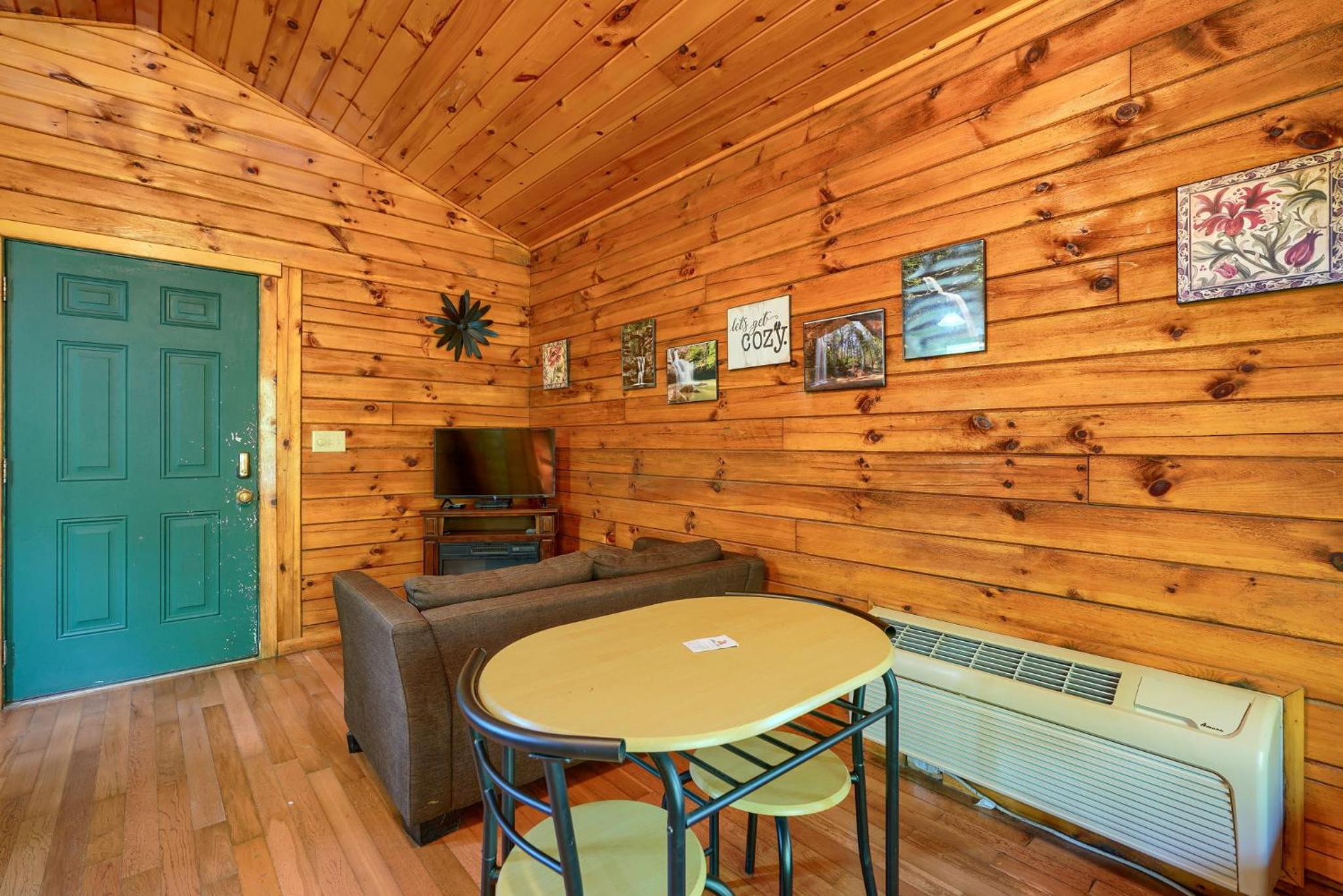 Blue Rose Cabins - Cozy Cabin view 3