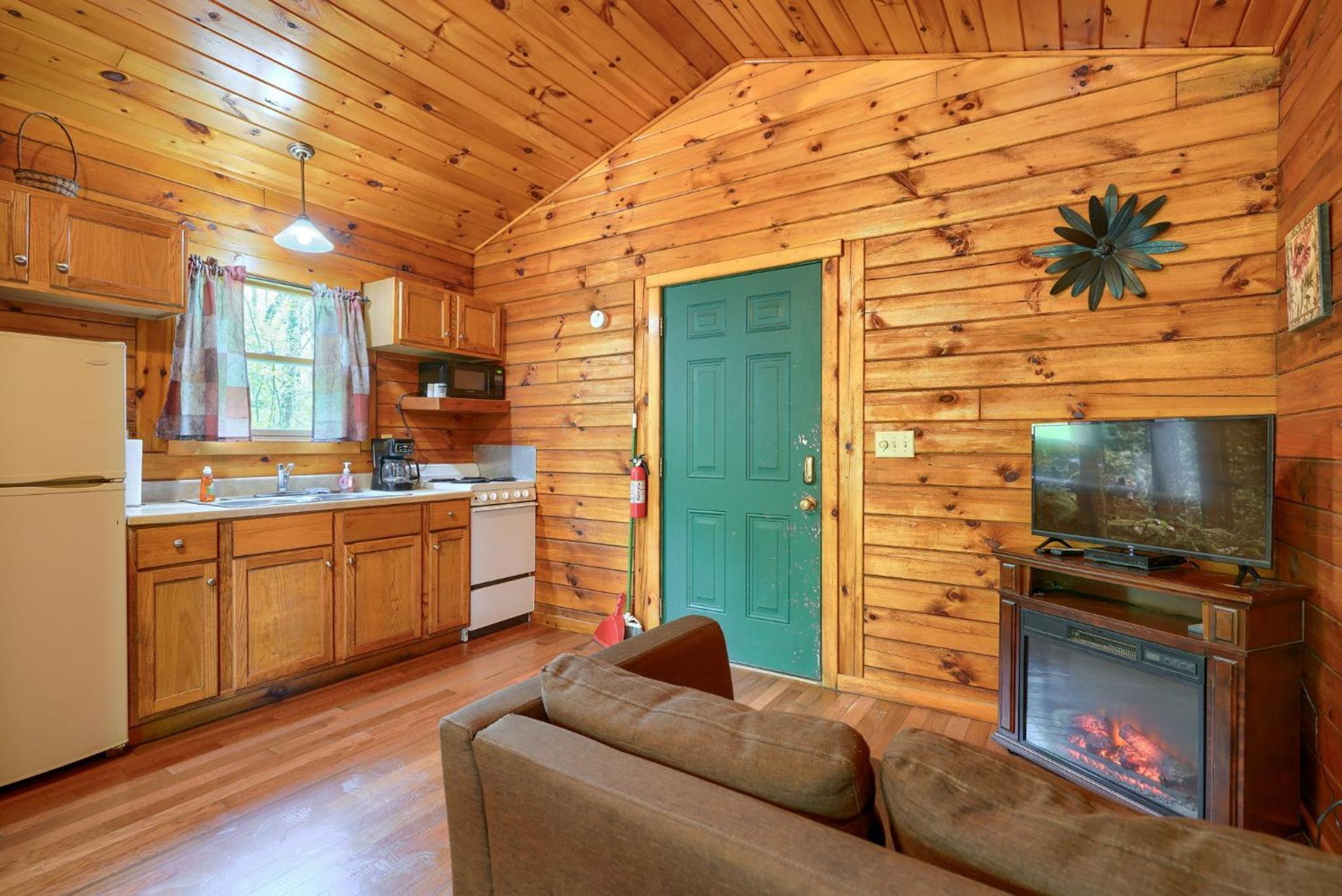Blue Rose Cabins - Cozy Cabin view 4