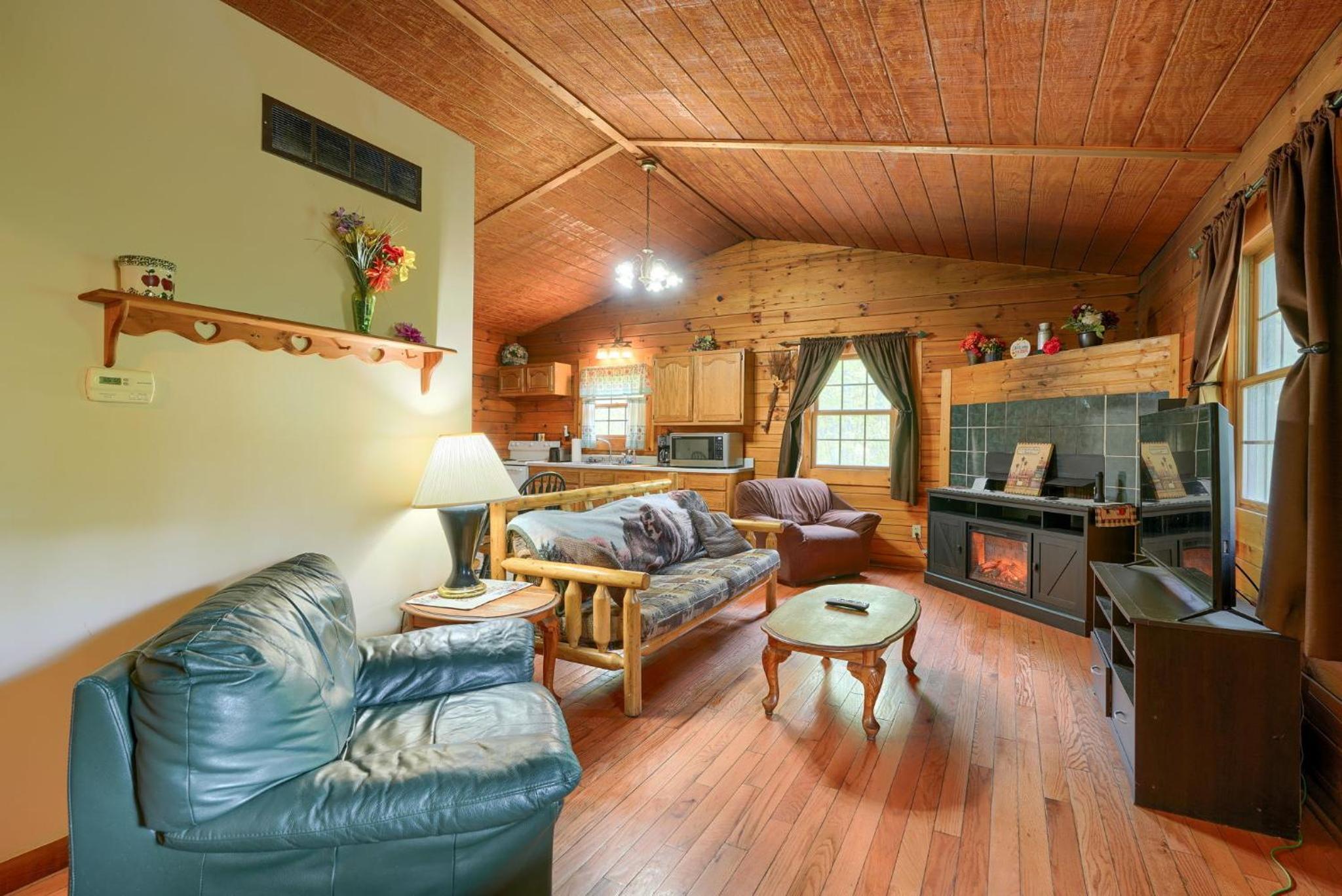 Blue Rose Cabins - Lincoln Log Cabin view 4