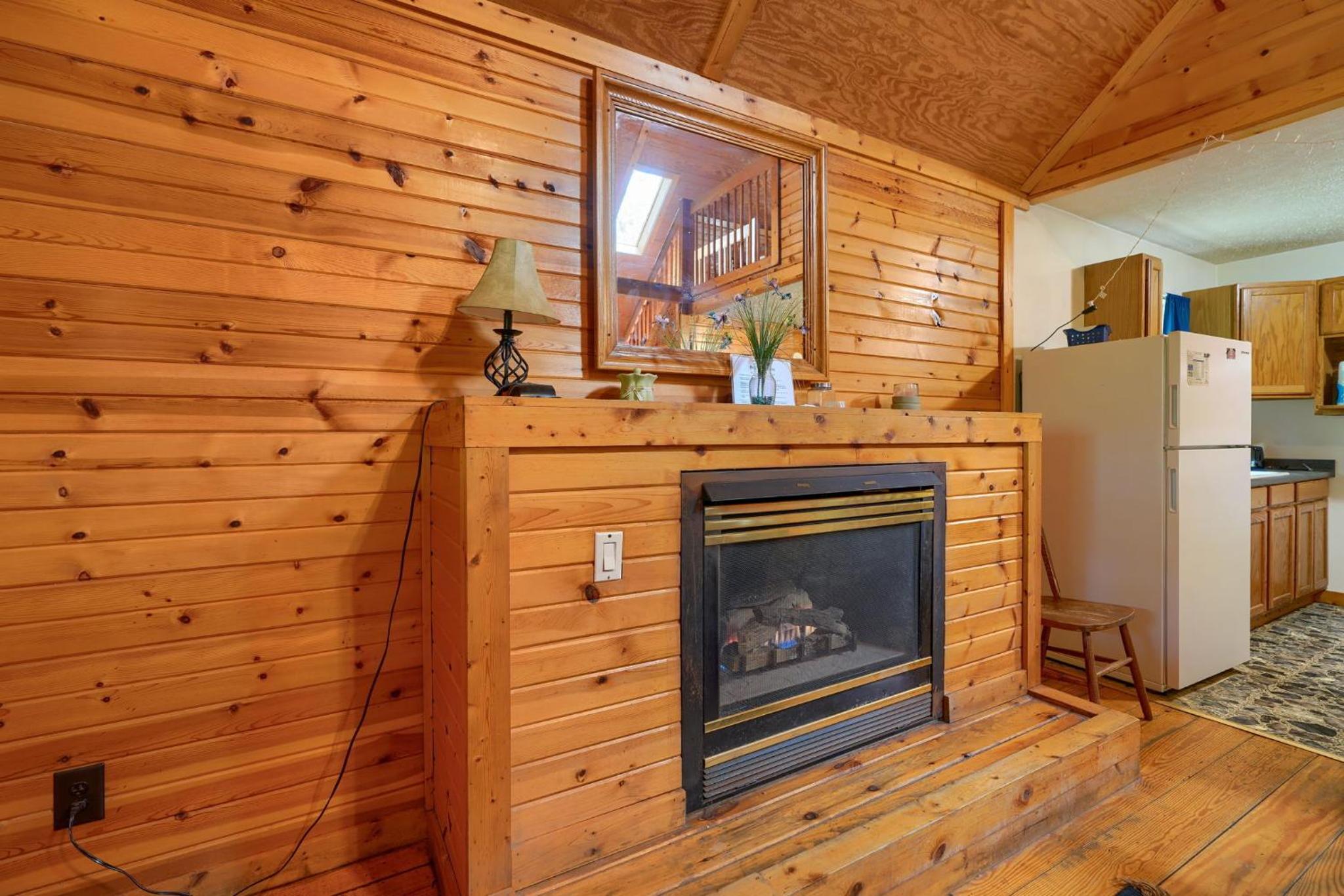 Blue Rose Cabins - Pinecrest Cabin view 5