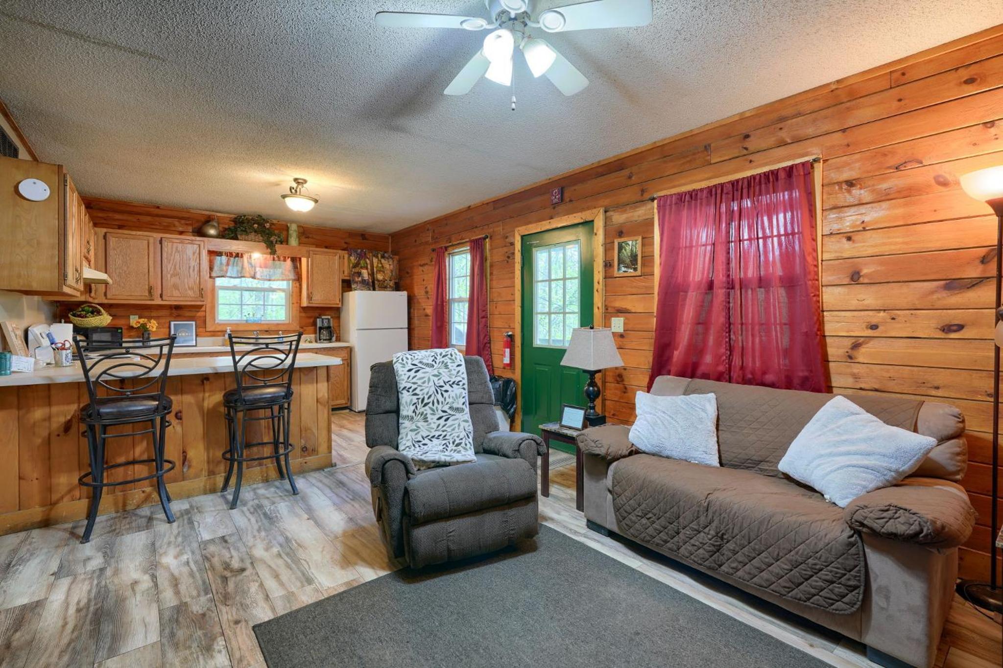 Blue Rose Cabins - Rosebud Cabin view 4
