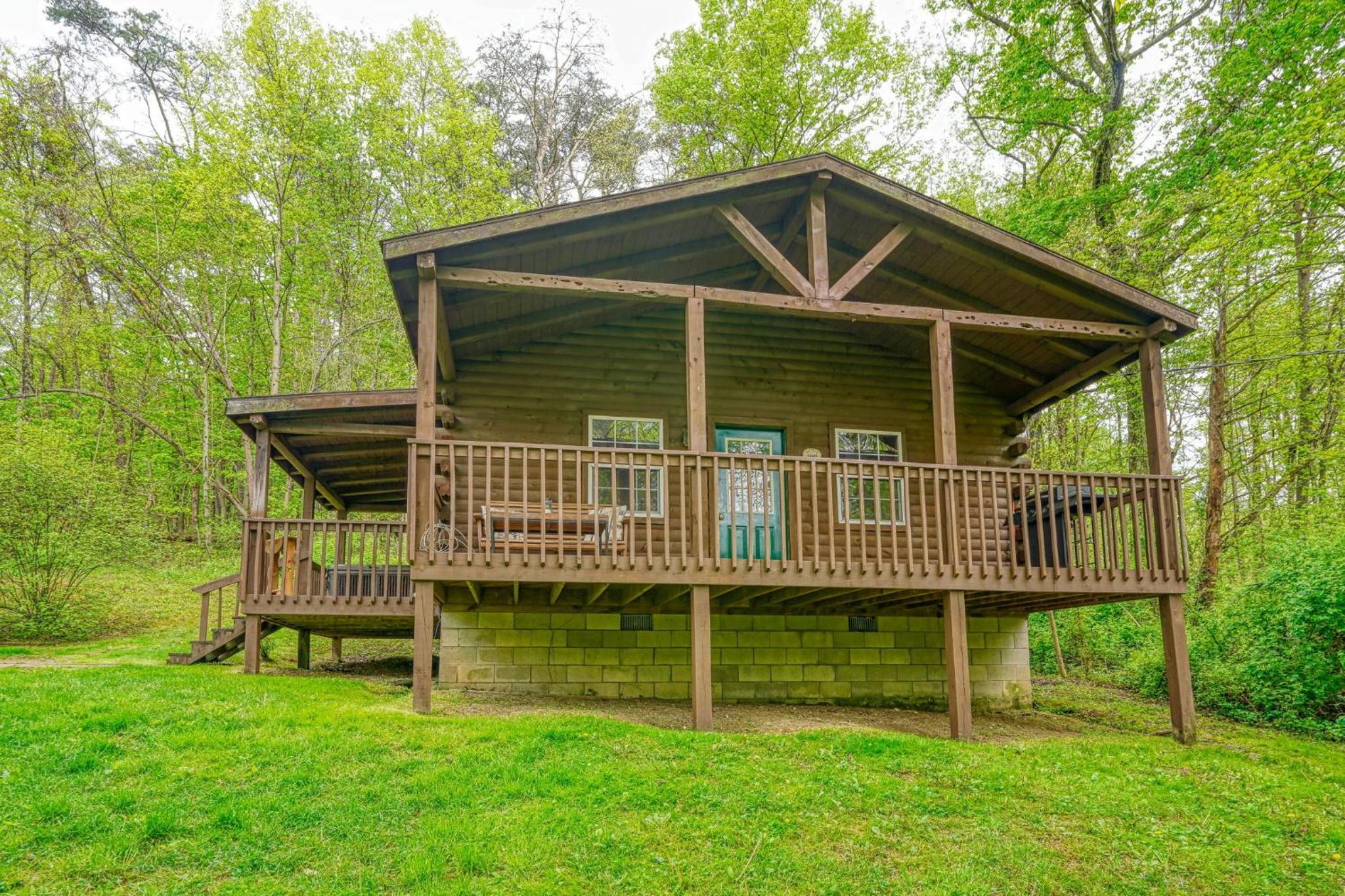 Blue Rose Cabins - Rosebud Cabin view 3
