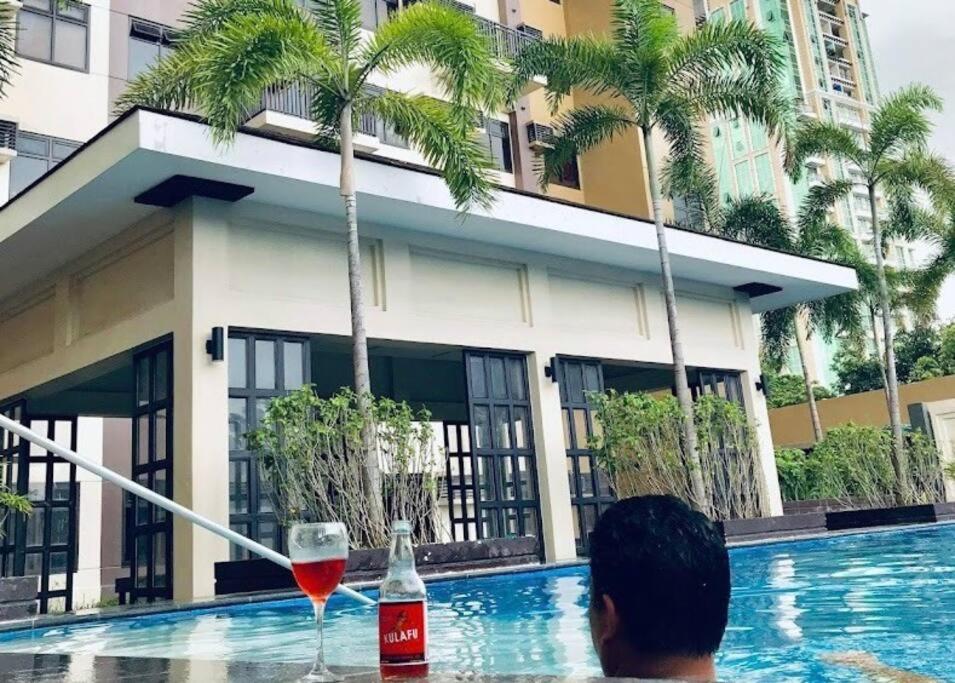 Azalea 1BR Suite - Pool, Gym, WiFi, Netflix, AC, Kitchen, Ayala Mall
