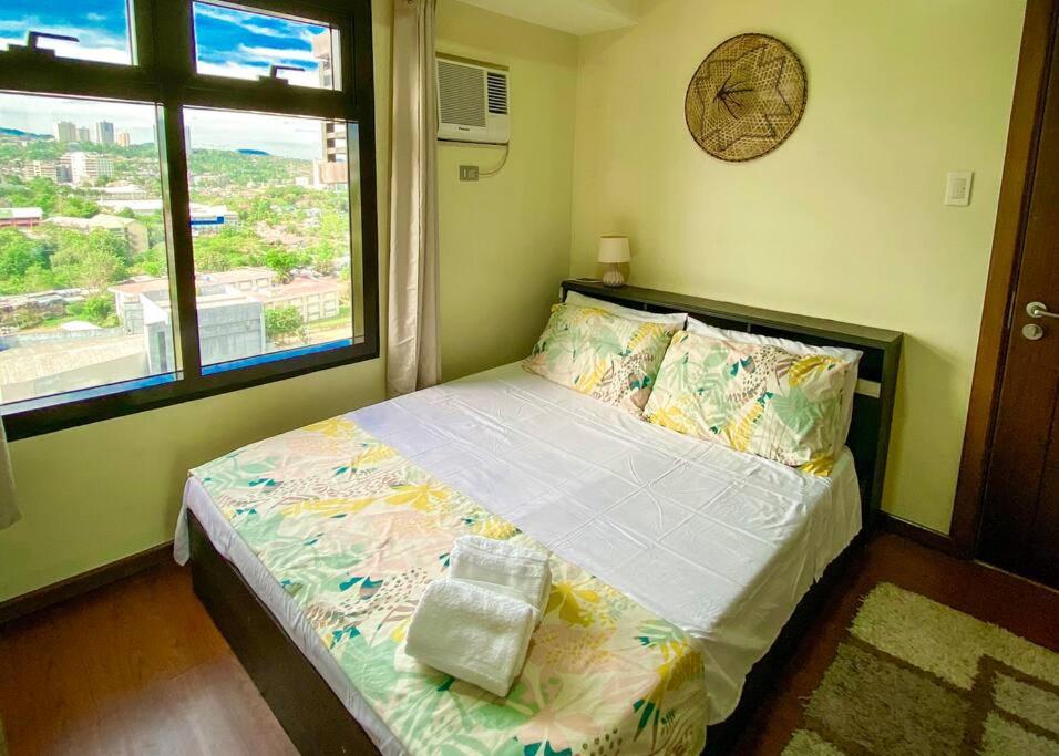 Azalea 1BR Suite - Pool, Gym, WiFi, Netflix, AC, Kitchen, Ayala Mall