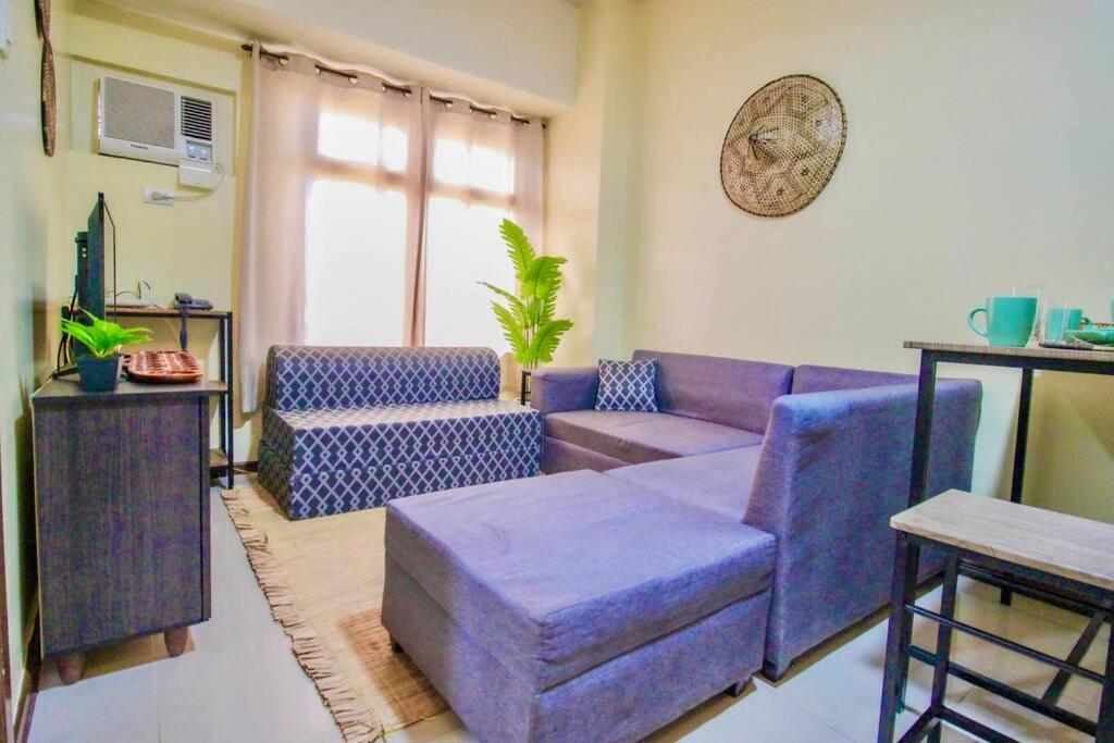 Azalea 1BR Suite - Pool, Gym, WiFi, Netflix, AC, Kitchen, Ayala Mall