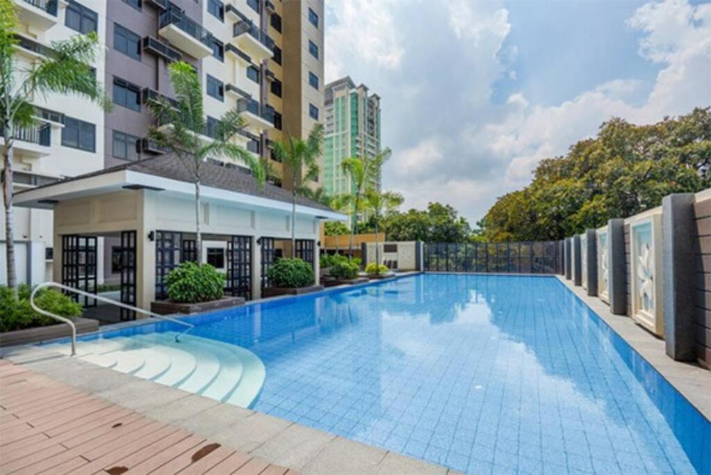 Azalea 1BR Suite - Pool, Gym, WiFi, Netflix, AC, Kitchen, Ayala Mall